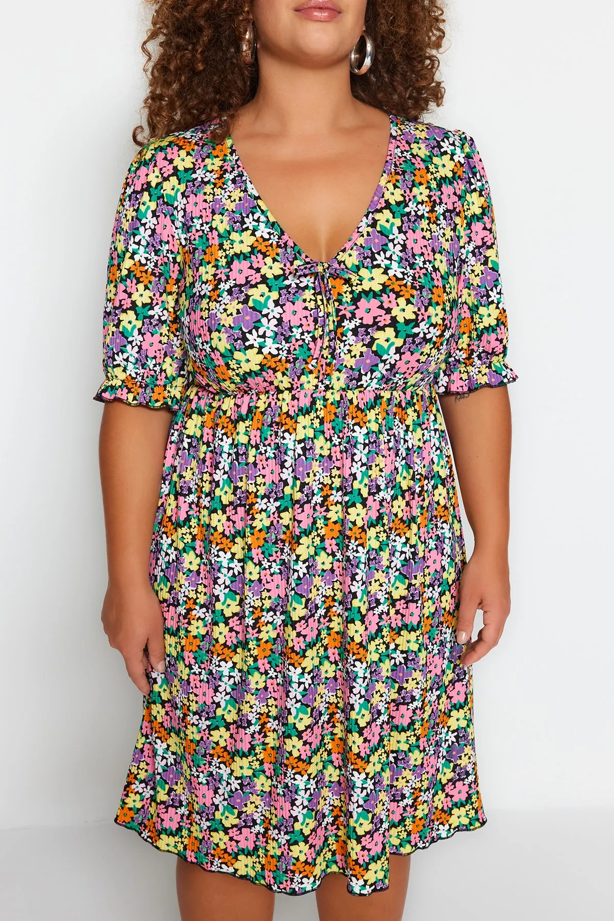 Trendyol Curve  Mehrfarbiges Strickkleid mit Blumenmuster und V-Ausschnitt TBBSS23AH00158