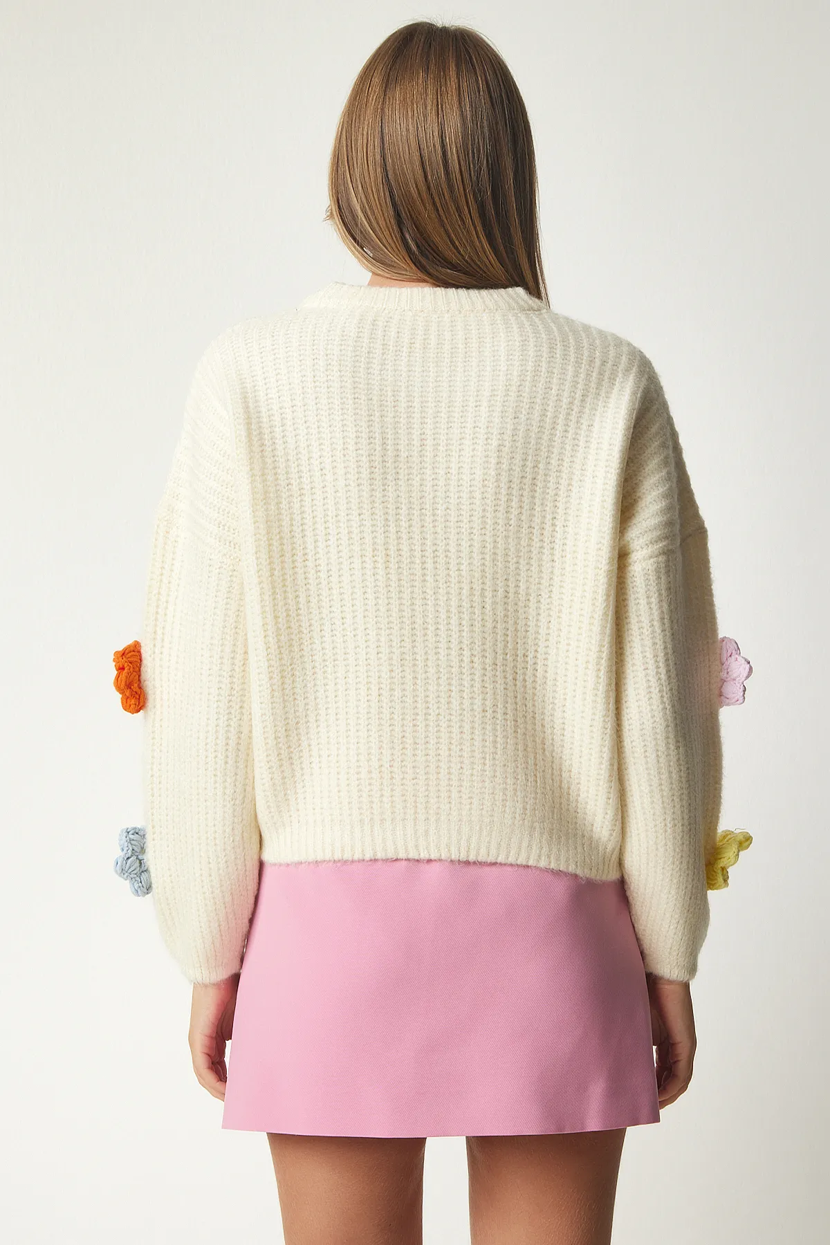 Happiness İstanbul  Ecrufarbener Oversize-Strickpullover mit Blumen-Accessoires für Damen PF00031