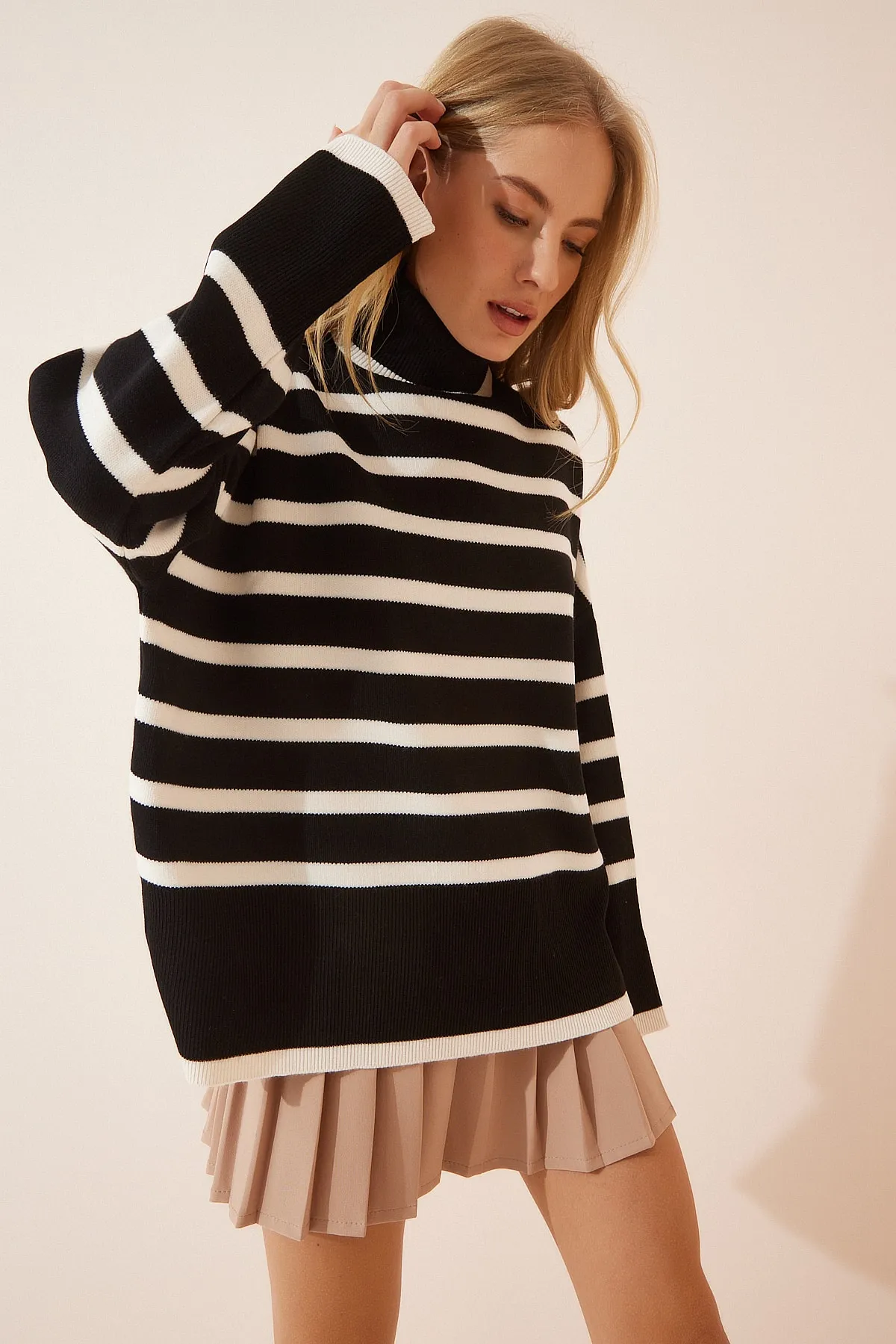 Happiness İstanbul  Übergroßer, gestreifter Rollkragenpullover für Damen in Knochenschwarz BV00014