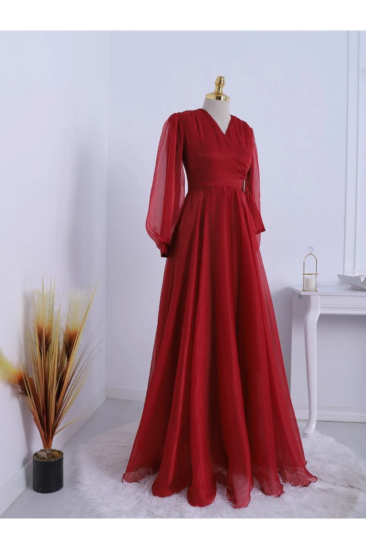 Modamorfo  Abendkleid aus Tüll mit V-Ausschnitt und Brosche