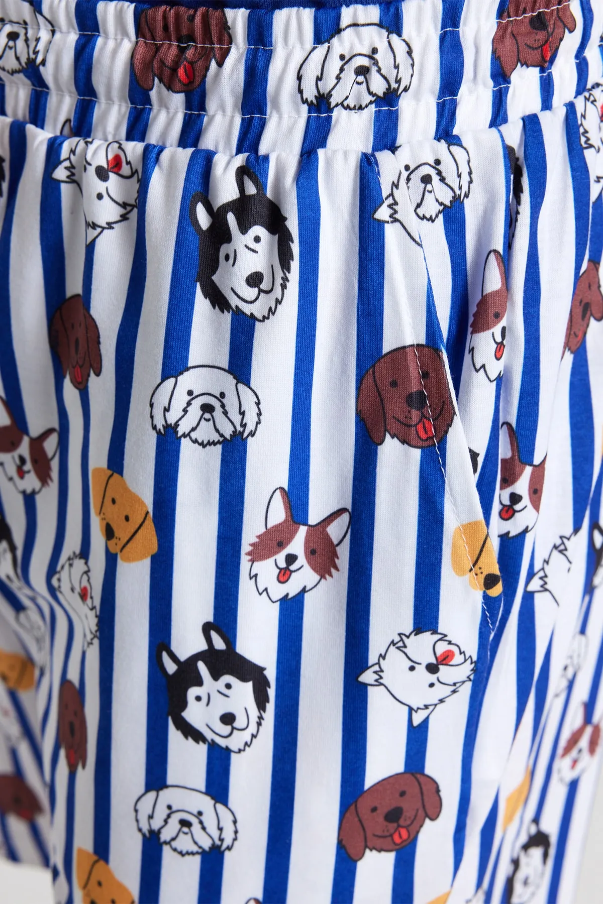 Trendyol Collection  Dunkelblaues Unisex-Pyjamaset mit normaler Passform und bedruckten Shorts TMNSS23PT00000