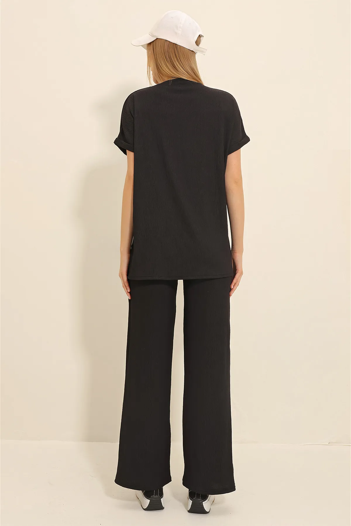 Trend Alaçatı Stili  Schwarzer Damen-Anzug mit Rundhalsausschnitt, verzierter Bluse und Palazzo-Hose, doppelter Crinkle-Anzug ALC-X11340