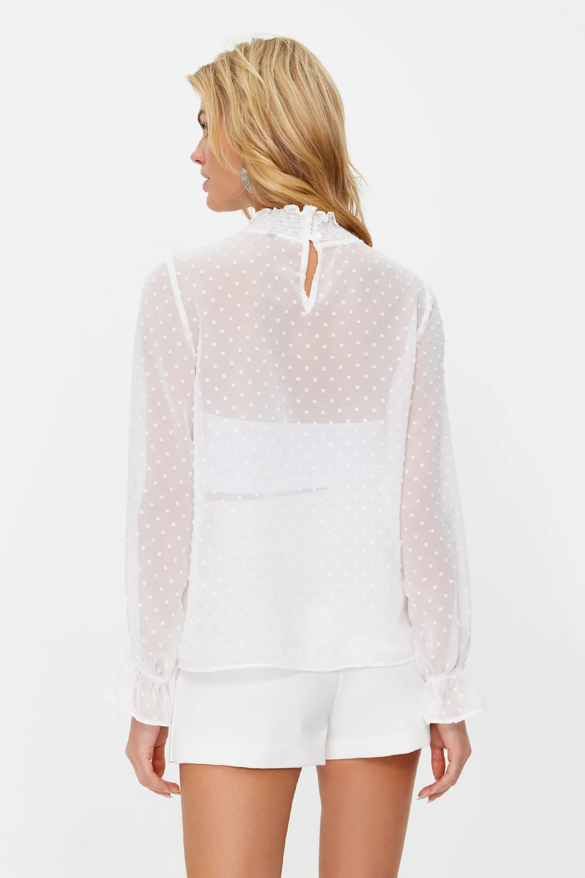 Trendyol Collection  Ecrufarbene Chiffon-Webbluse mit hohem Kragen und Bommel TWOSS24BZ00006