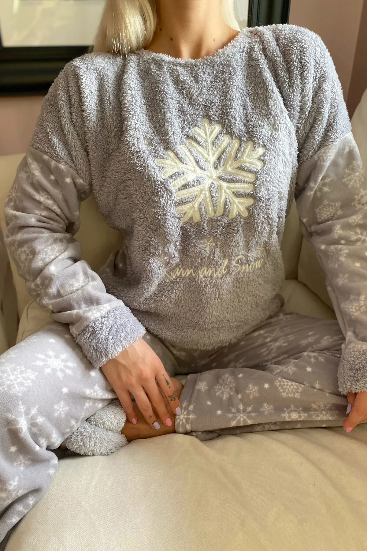 Pijamaevi  Graues Damen-Pyjama-Set aus Plüsch mit Schneeflockenmuster