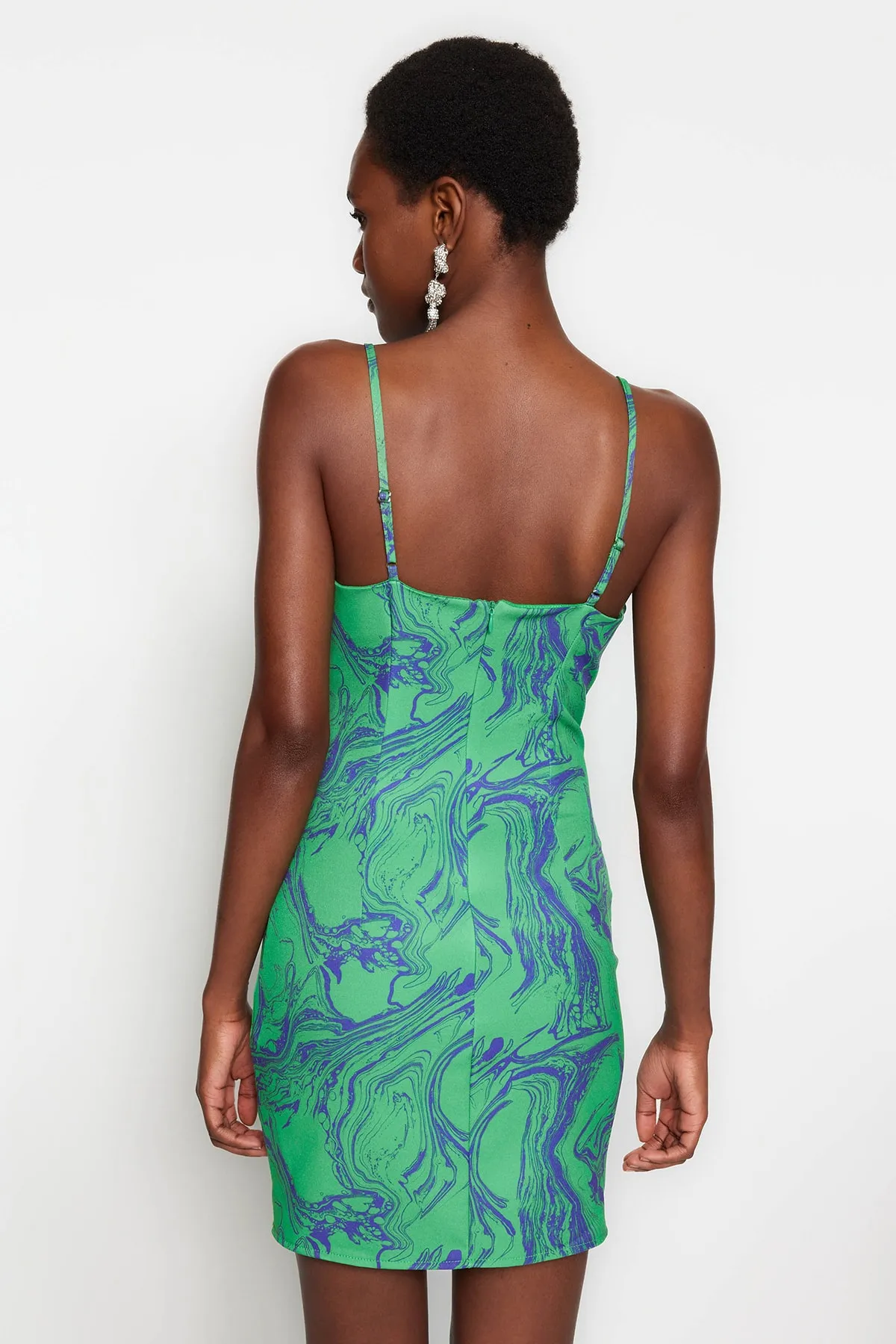 Trendyol Collection  Mehrfarbiges, figurbetontes, gewebtes, bedrucktes, elegantes Abendkleid TPRSS23EL00263
