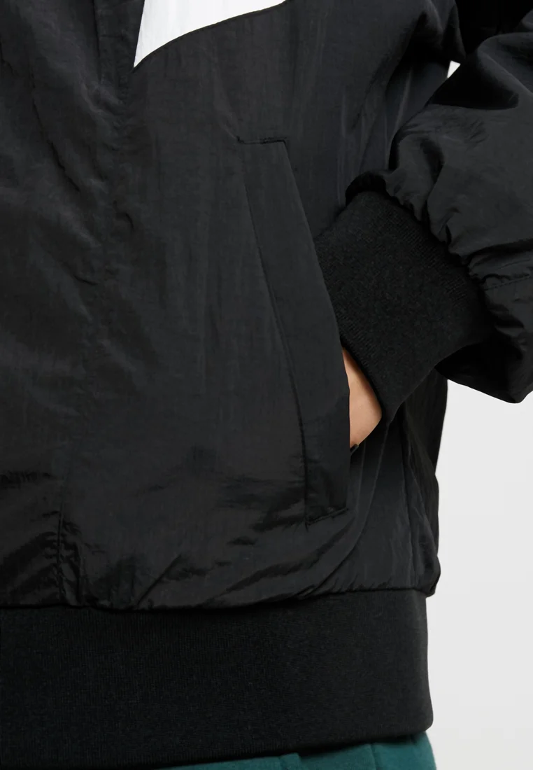 Chaqueta deportiva con paneles arrugados de Urban Classics - Chaqueta ligera