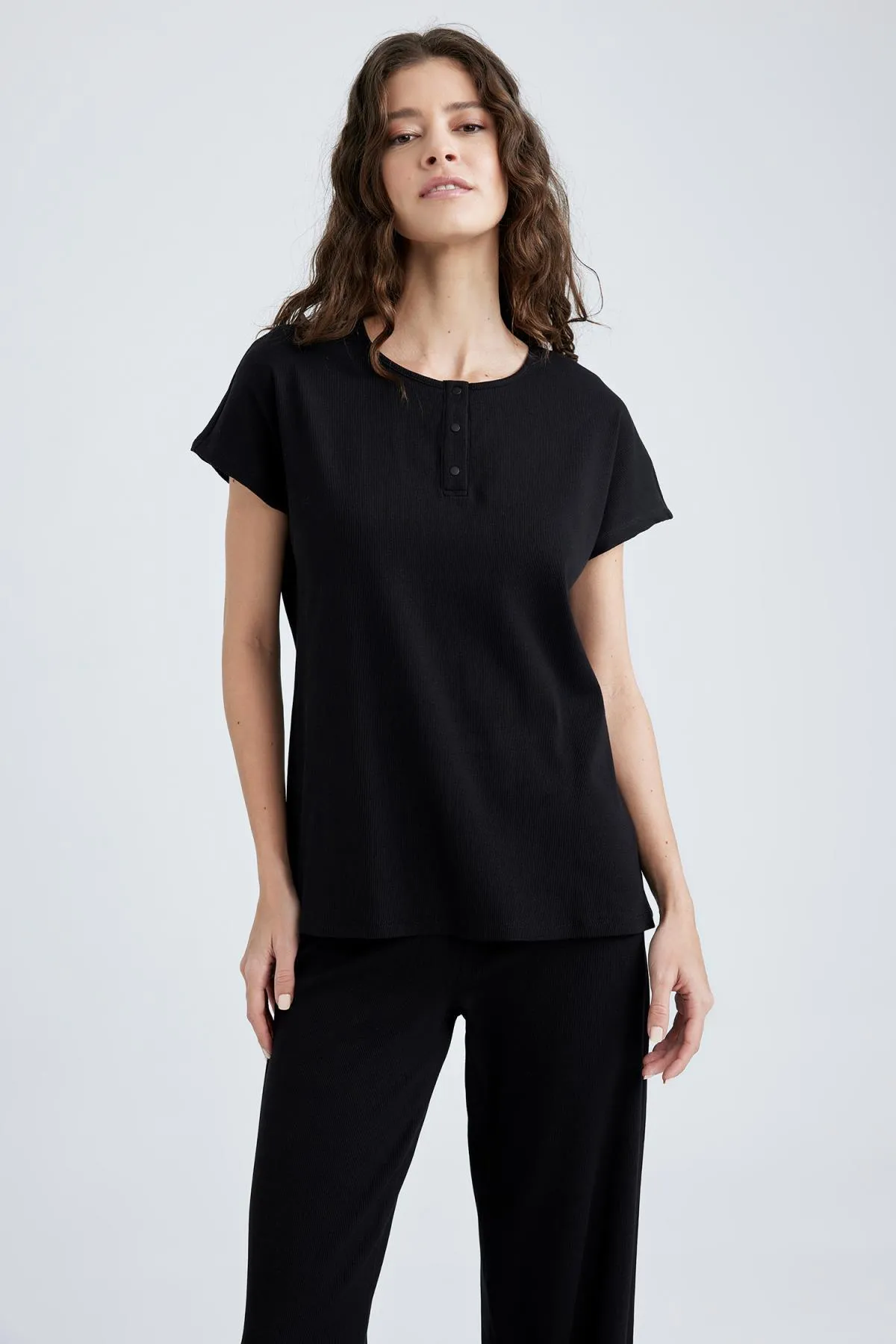 DeFacto  Fall In Love Basic-Pyjama-Oberteil mit normaler Passform und Rundhalsausschnitt Z5331az23sp