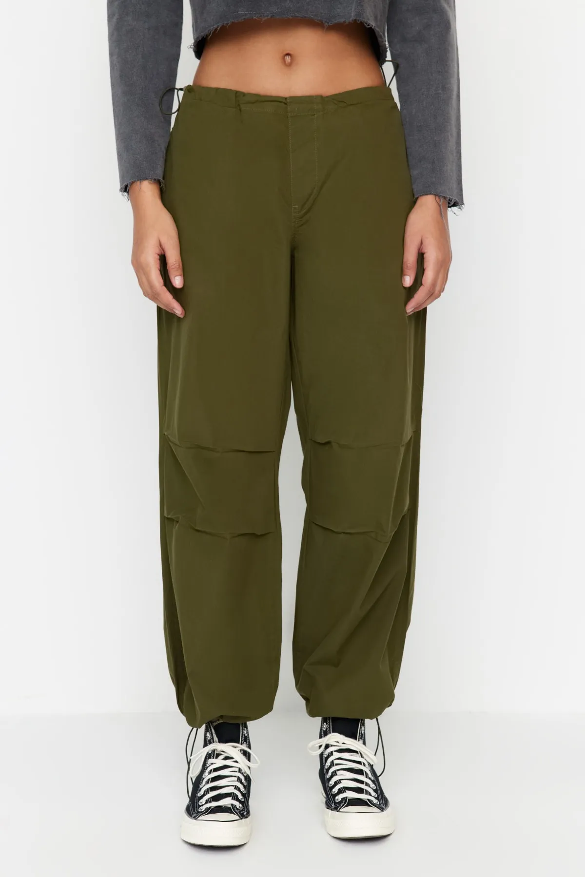 Trendyol Collection  Khakifarbene Fallschirmhose mit Stopper und normaler Taille TWOAW23JE00738