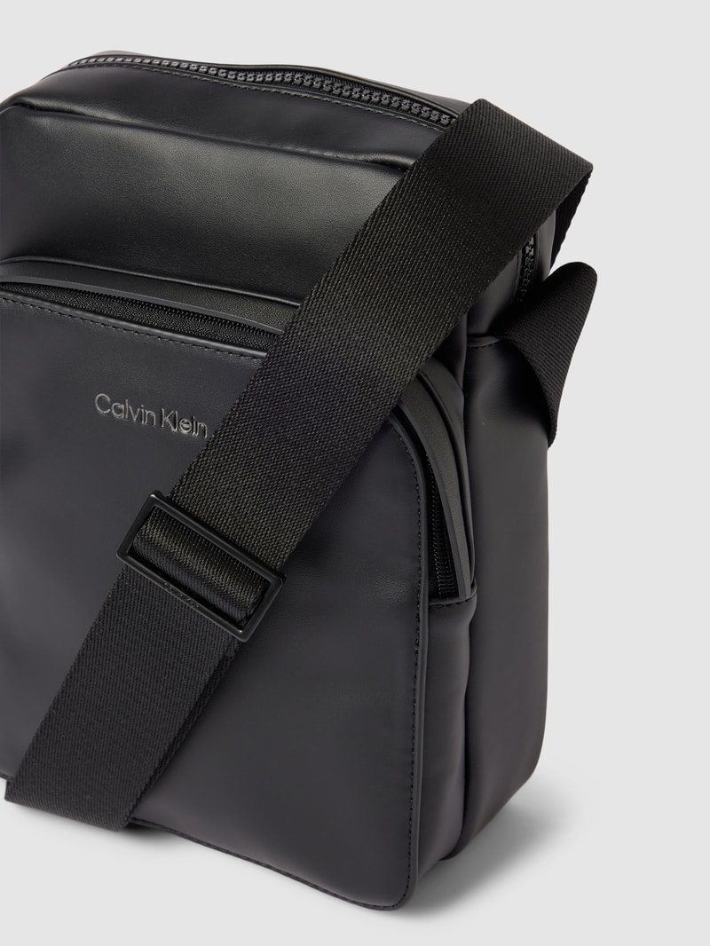 Umhängetasche mit Label-Detail Modell 'REPORTER' in schwarz