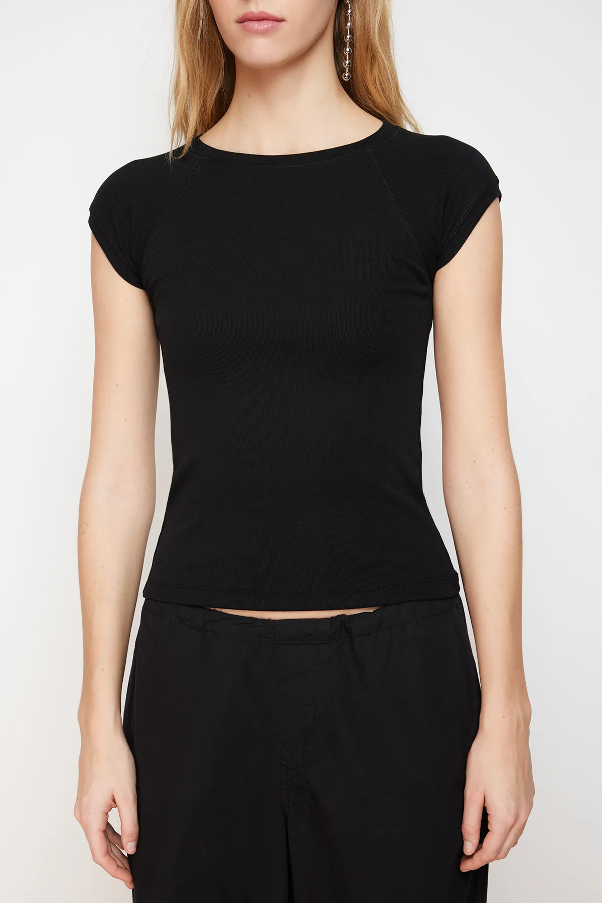 Trendyol Collection  Schwarze, dehnbare Strickbluse mit Mondärmeln aus Viskose/weichem Stoff TWOSS24BZ00088