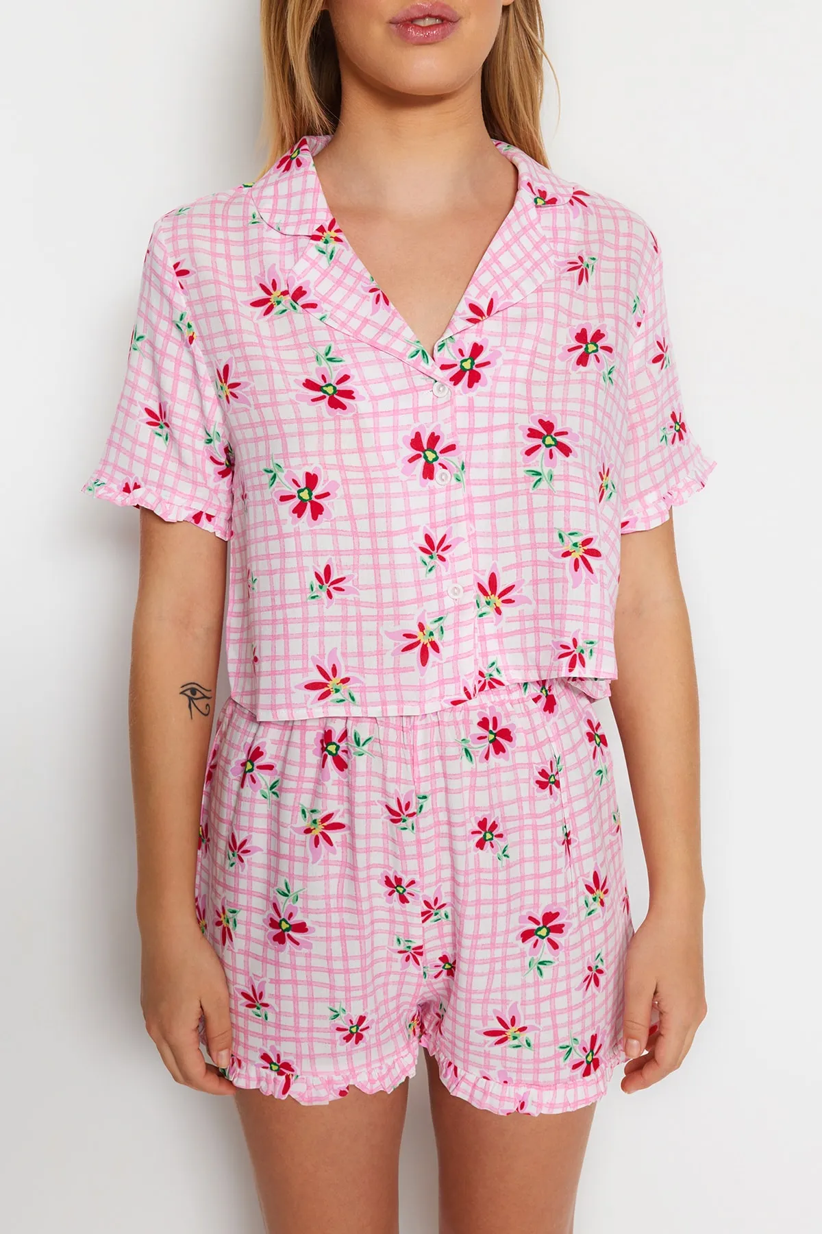 Trendyol Collection  Rosafarbenes, gewebtes Pyjama-Set mit Hemd und Shorts aus Viskose mit Blumenmuster THMSS23PT00167