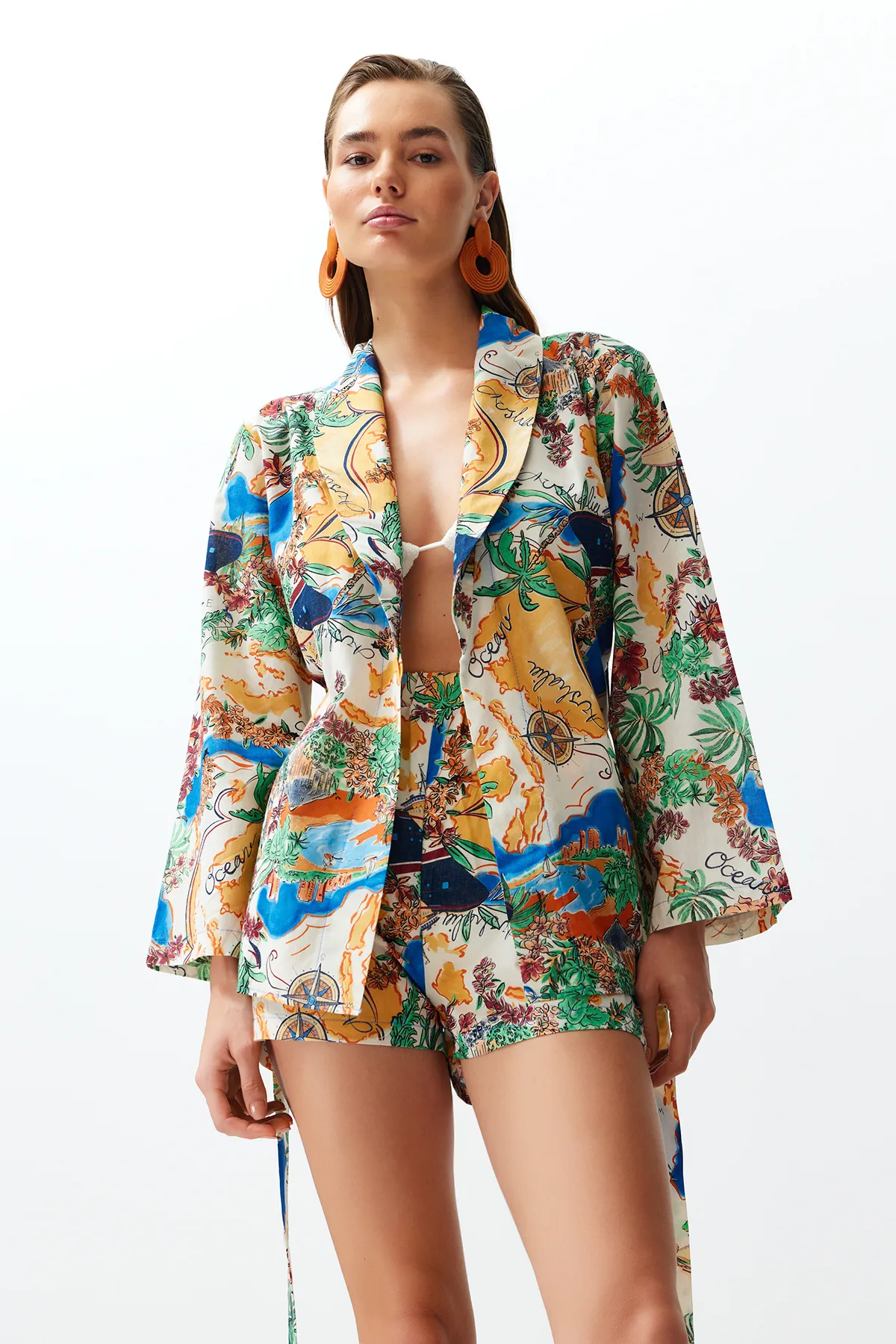 Trendyol Collection  Tropisch gemustertes, gewebtes Kimono-Shorts-Set aus 100 % Baumwolle mit Gürtel TBESS24AU00012
