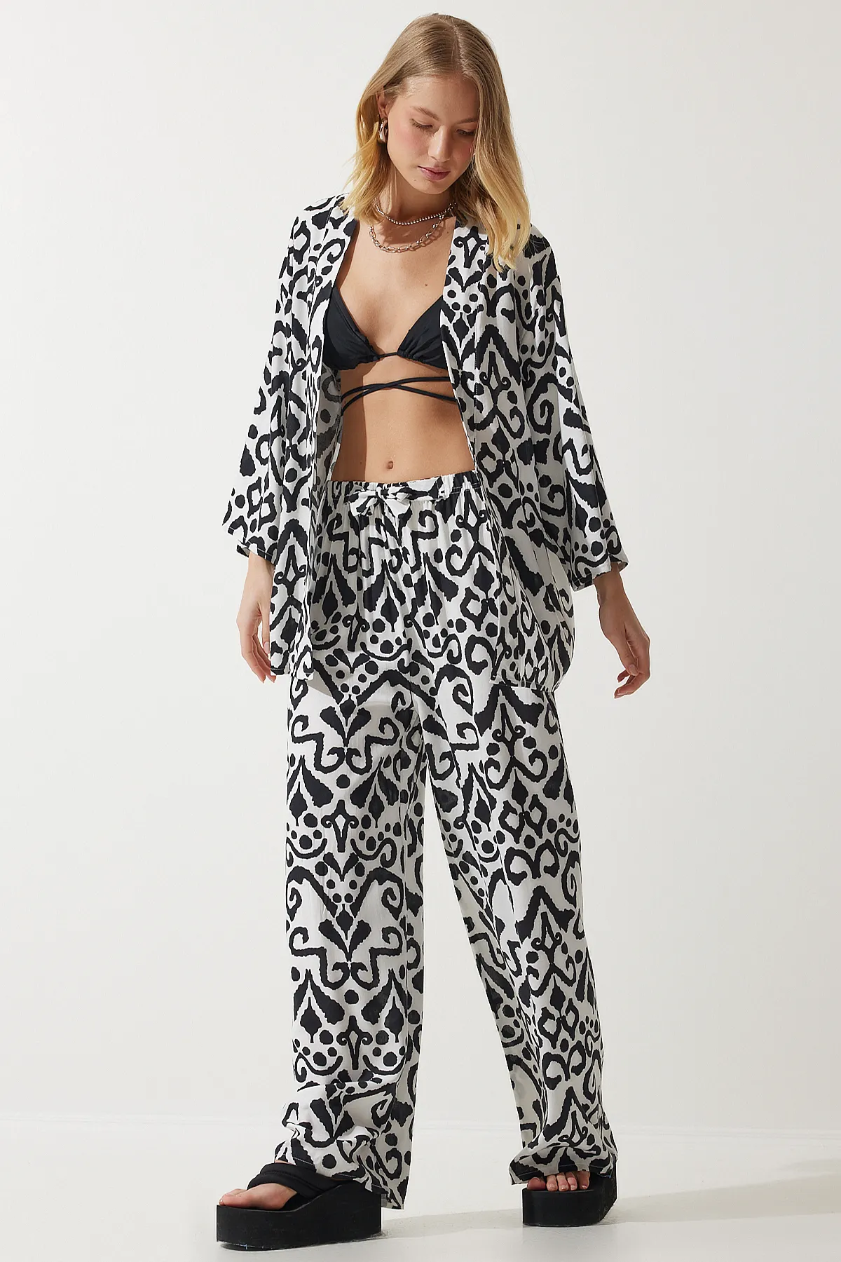 Happiness İstanbul  Schwarz-weiß gemustertes Kimono-Palazzo-Hosen-Set für Damen EN00614