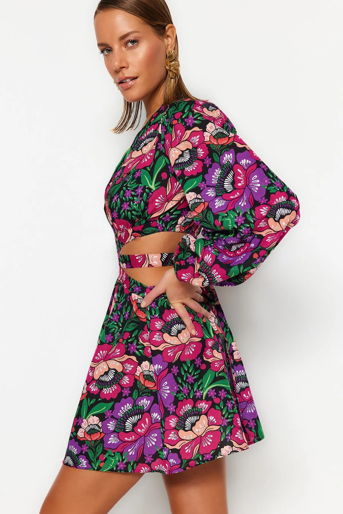 Trendyol Collection  Blumengemustertes Mini-Strandkleid aus 100 % Baumwolle mit gewebtem Cut-Out/Fenster TBESS23EL00140