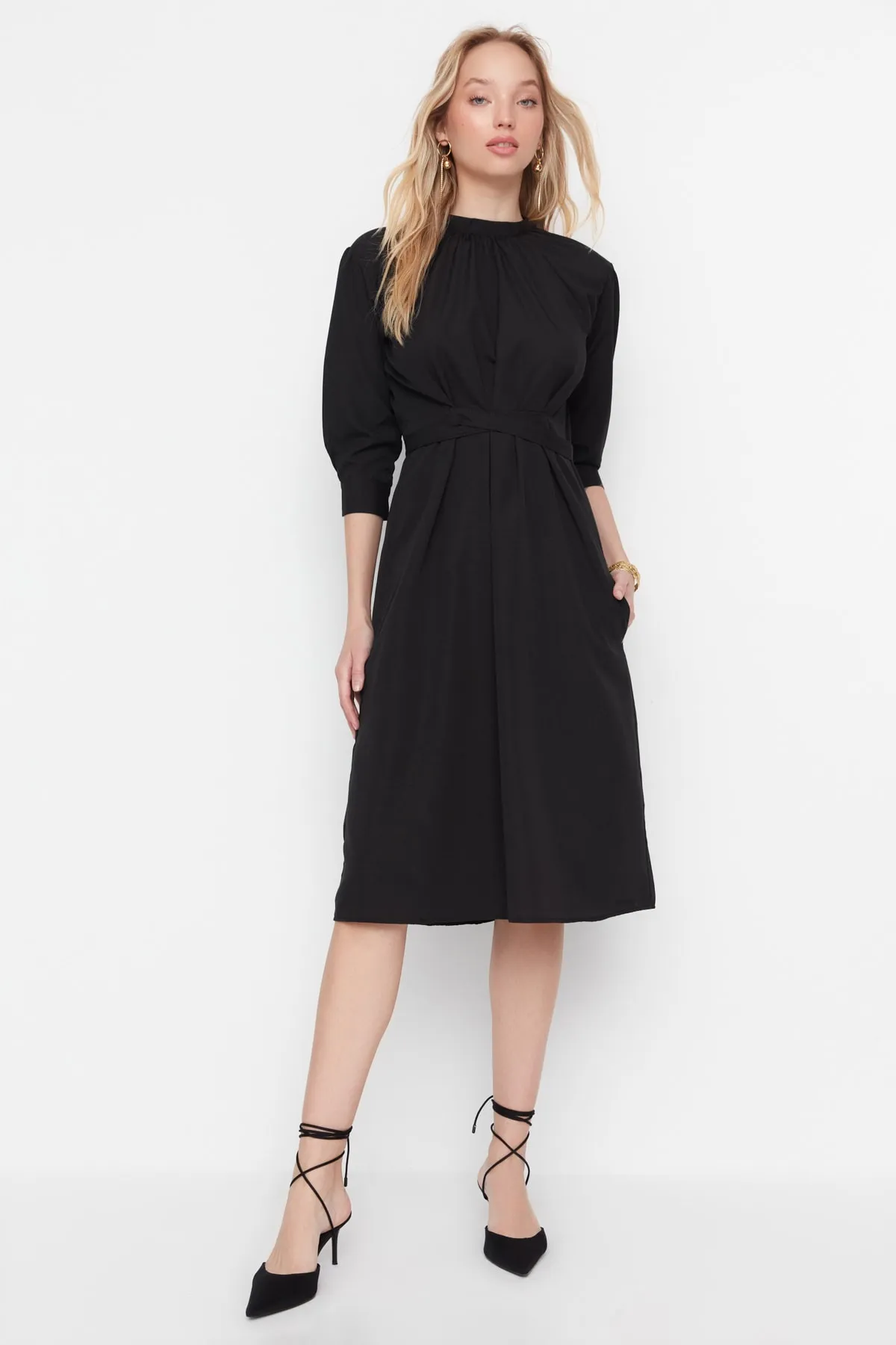 Trendyol Collection  Schwarzes, detailliertes Webkleid mit Raffungen TWOAW23EL00217