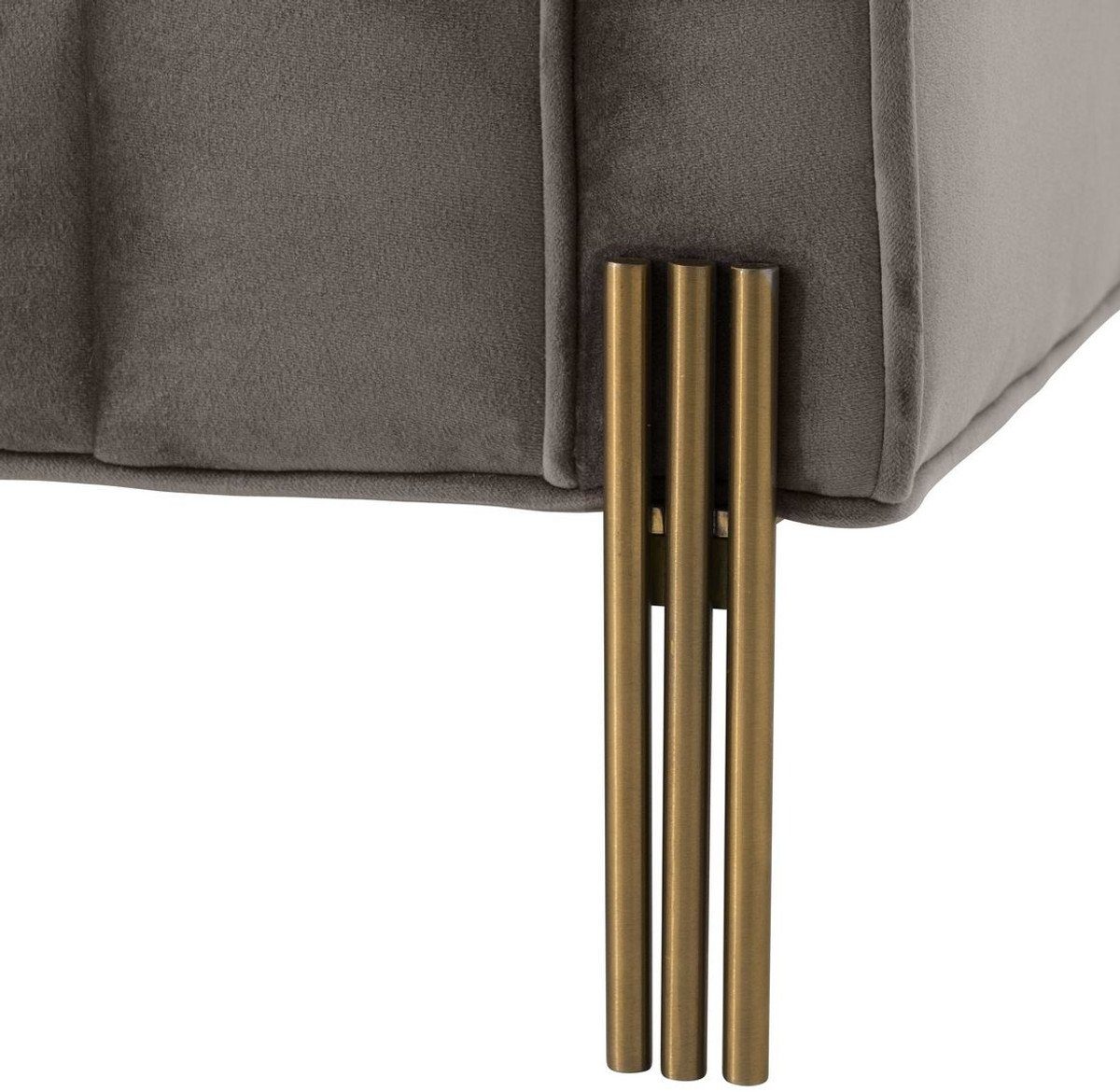 Casa Padrino Loungesofa Luxus Lounge Sofa Grau - Greige / Messingfarben 223 x 95 x H. 68 cm - Rechtsseitiges Wohnzimmer Sofa mit edlem Samtsoff und 2 Kissen