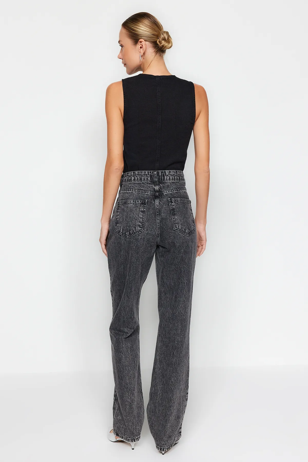 Trendyol Collection  Anthrazitfarbene Jeans mit hoher Taille und geradem Bein TWOAW24JE00173