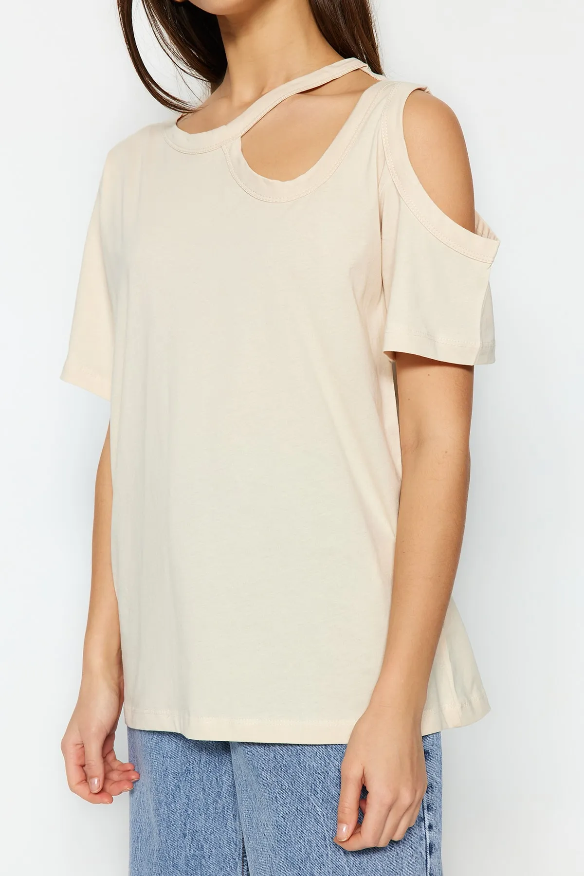 Trendyol Collection  Beiges Strick-T-Shirt aus 100 % Baumwolle mit Ausschnitten, detailliertem, entspanntem/weitem, entspanntem Schnitt und Rundhalsausschnitt TWOSS22TS1134