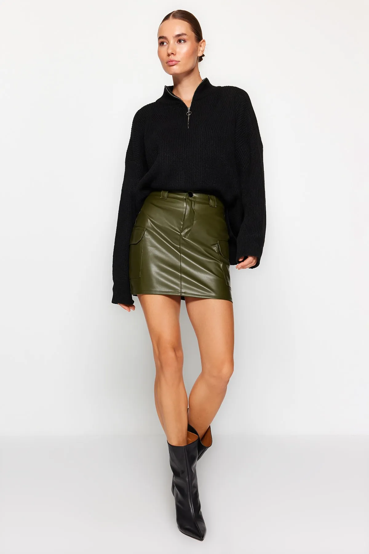 Trendyol Collection  Khakifarbener, figurbetonter Mini-Strickrock aus Kunstleder mit hoher Taille und Cargo-Taschen TWOAW24ET00148