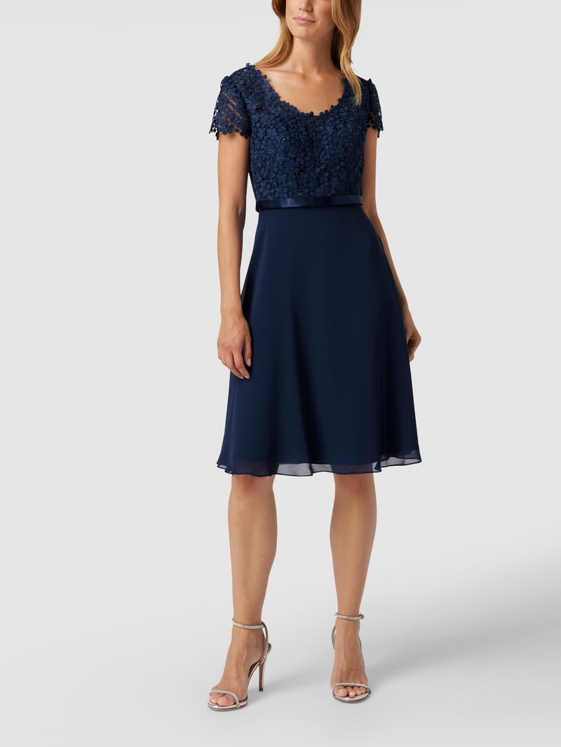 Cocktailkleid mit Ziersteinen und floralen Stickereien in dunkelblau