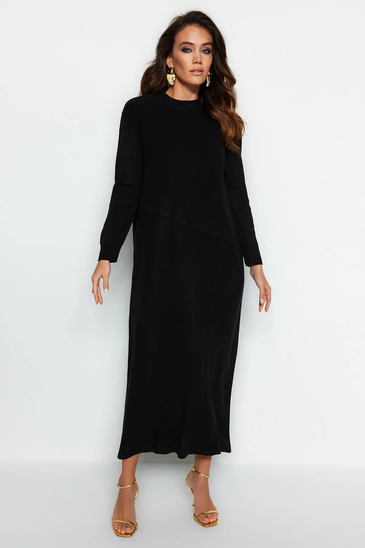 Trendyol Modest  Schwarzes Strickkleid mit Ziernähten TCTAW24EB00000