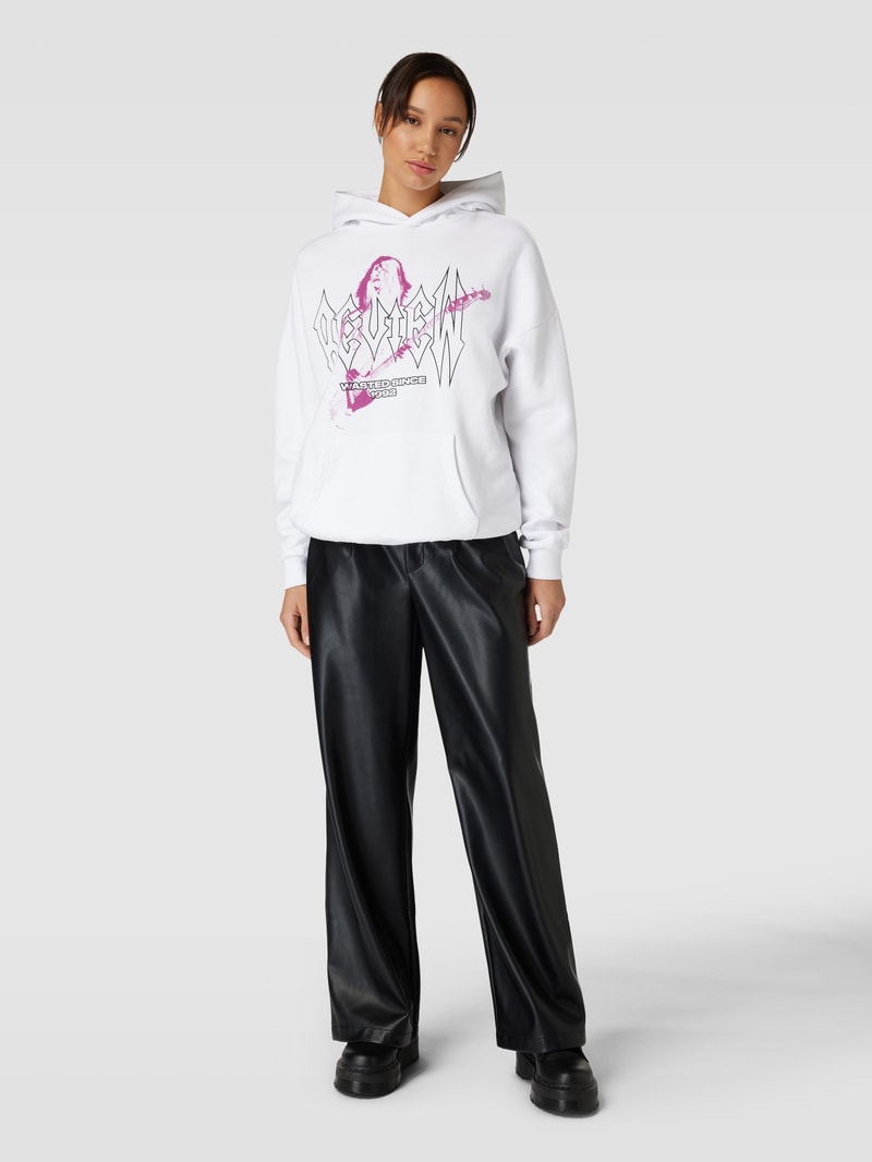 Hoodie mit Label-Print und überschnittenen Schultern in weiß