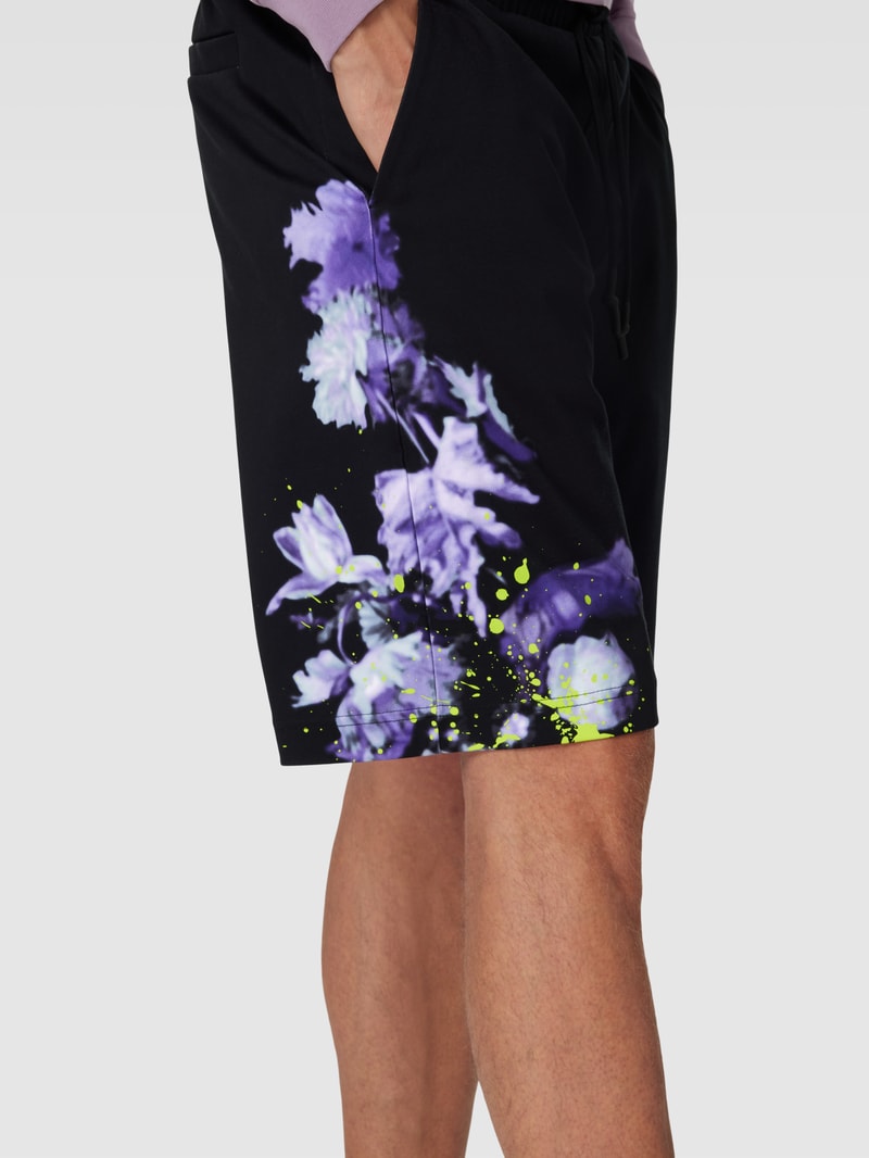Sweatshorts mit Motiv-Print Modell 'Lotus' in schwarz