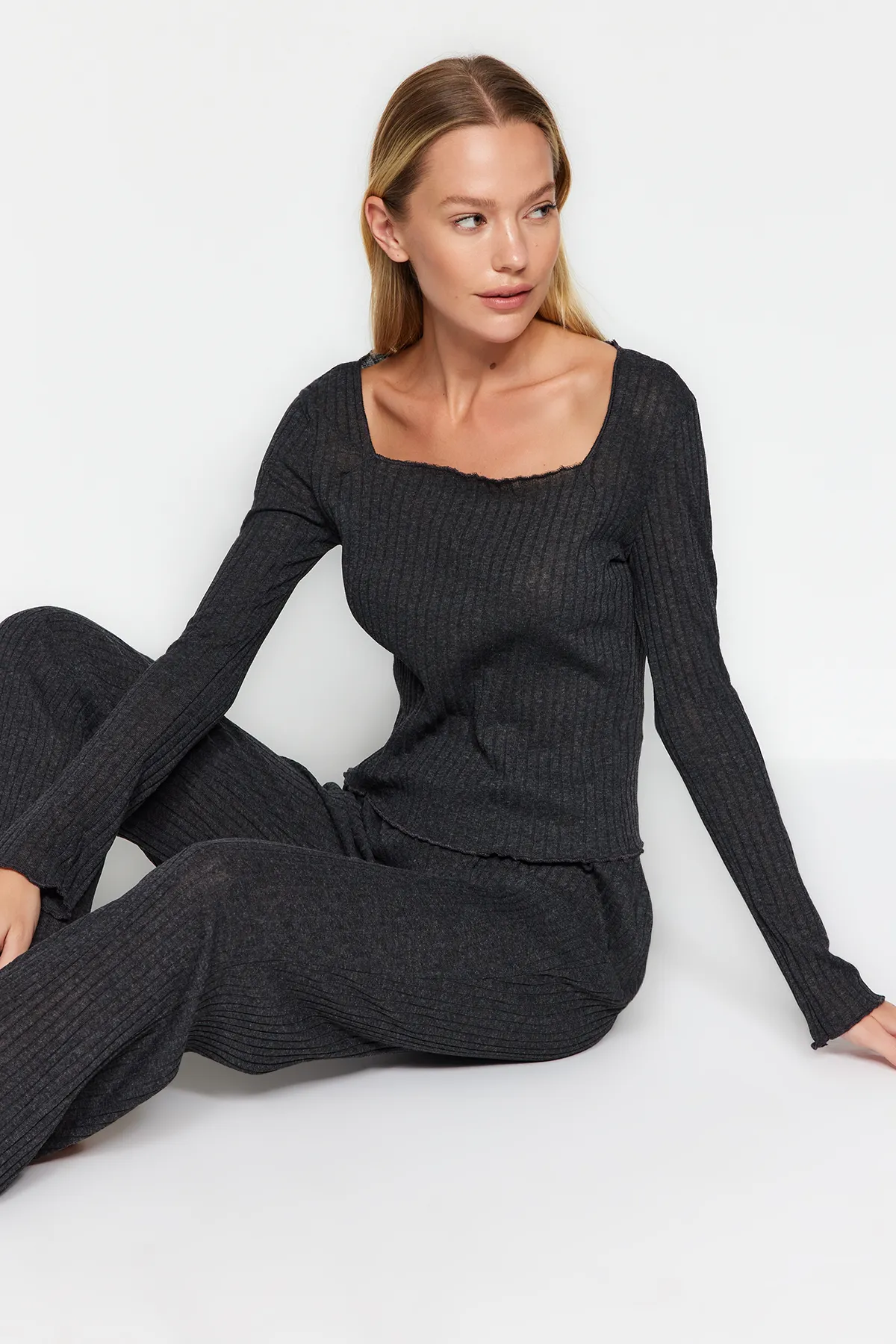 Trendyol Collection  Anthrazit Melange Lettuce Detailliertes Strick-Pyjama-Set aus schnurgebundener Baumwolle mit T-Shirt und Hose THMAW24PT00078