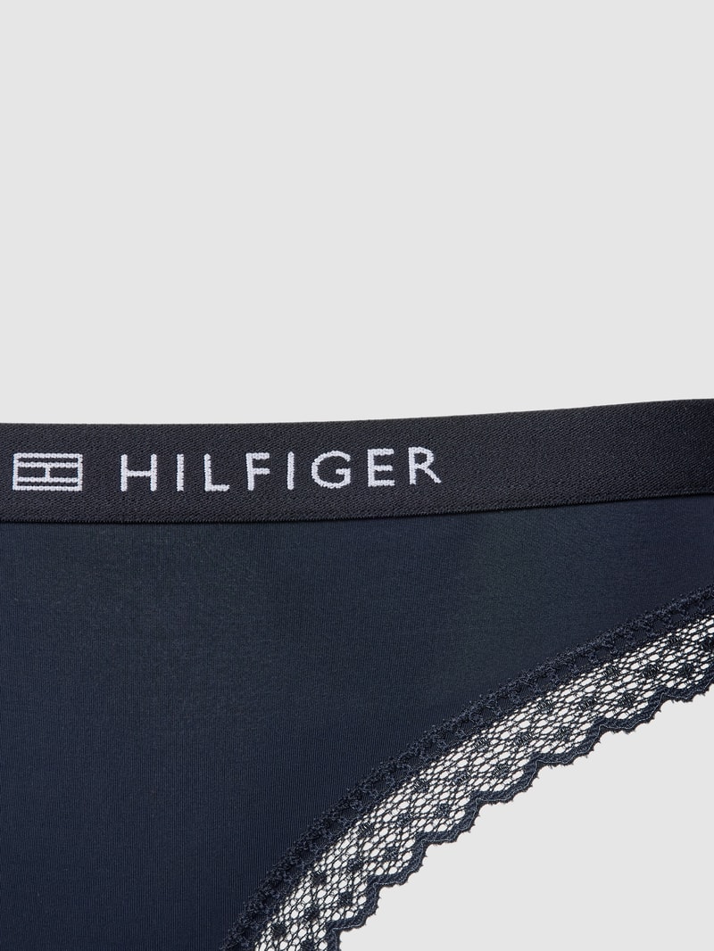 String mit Label-Details in dunkelblau