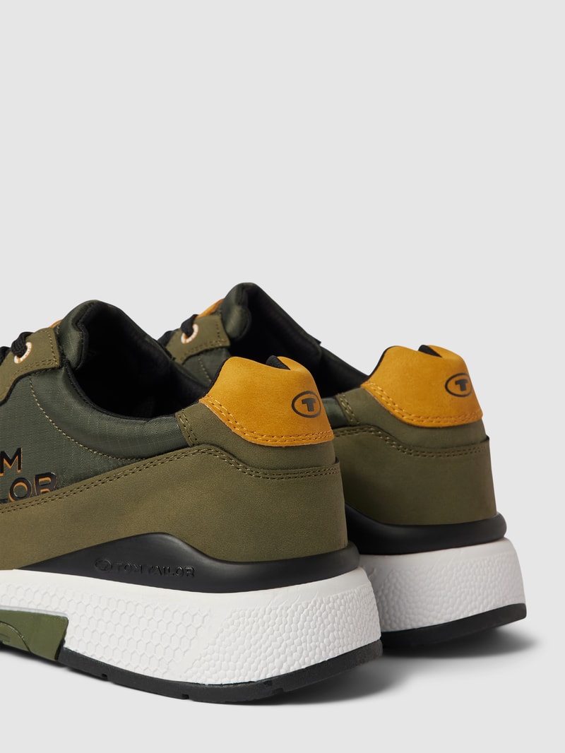 Sneaker mit Label-Details in khaki