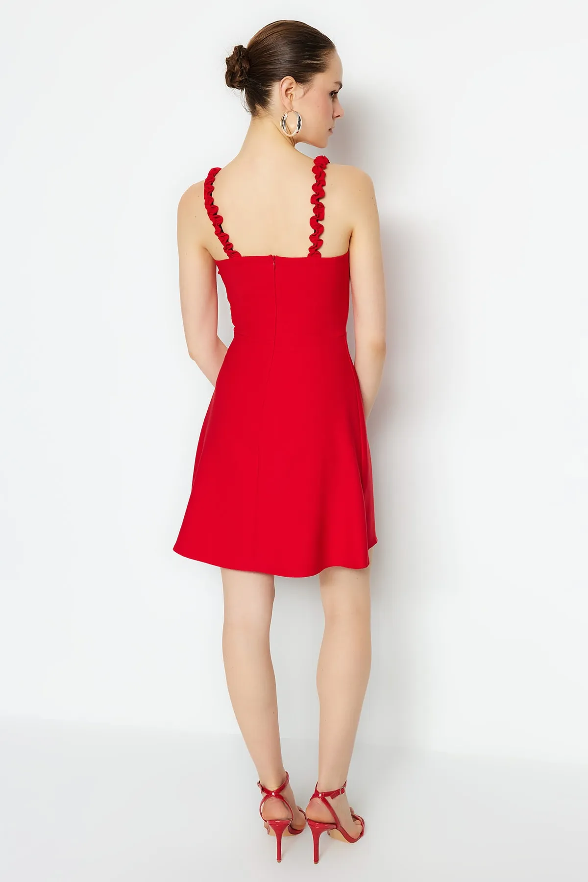 Trendyol Collection  Rotes A-Linien-Minikleid mit quadratischem Kragen und Riemen und detailliertem Webmuster TWOSS22EL2175