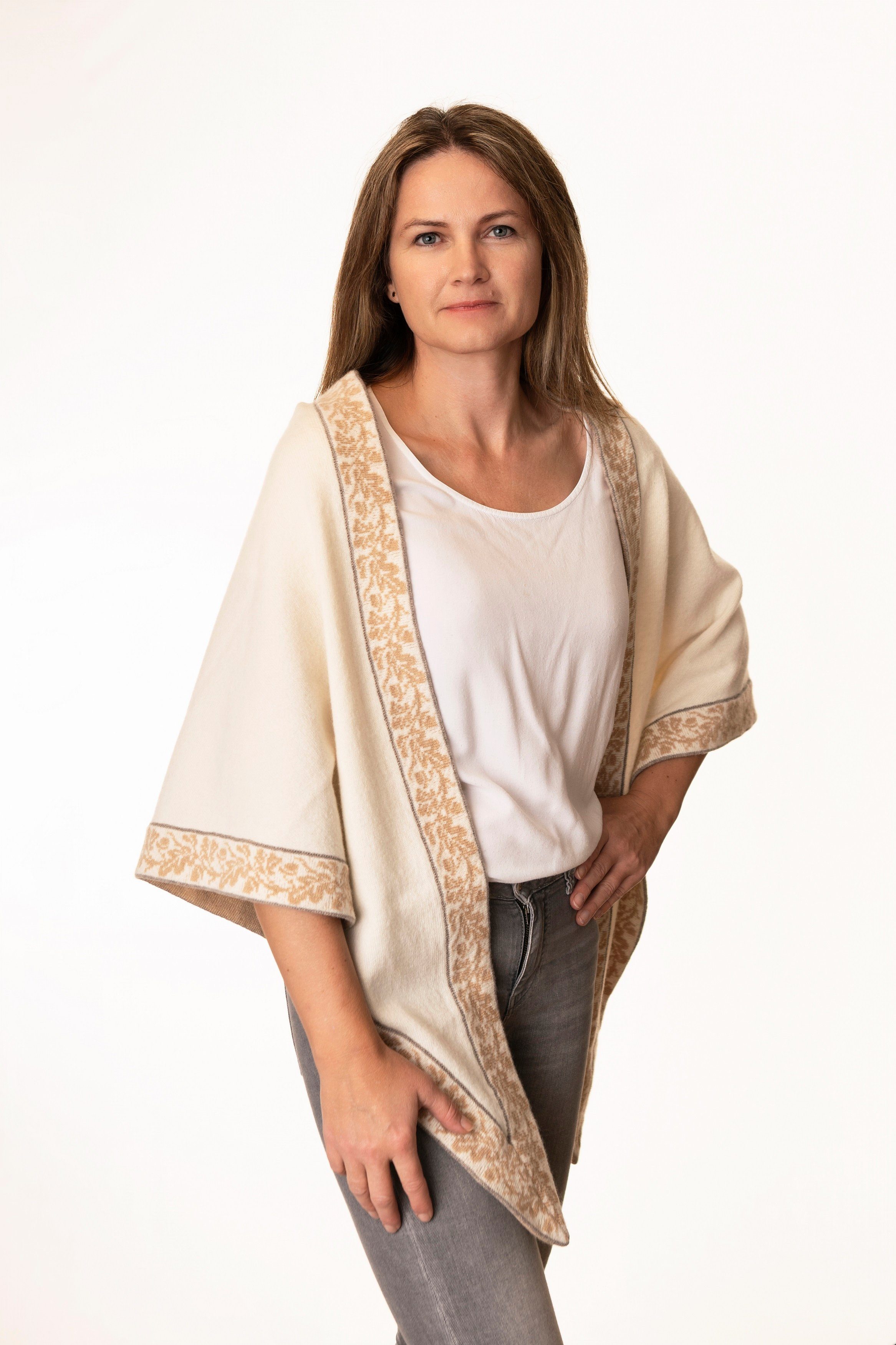 Pezzo D'oro Strickponcho Große Stola aus feinster Merinowolle, Fb.creme,Dreiecktuch,Wolltuch (1-teilig) Jacquardmuster wird in Doppelstrick gefertigt