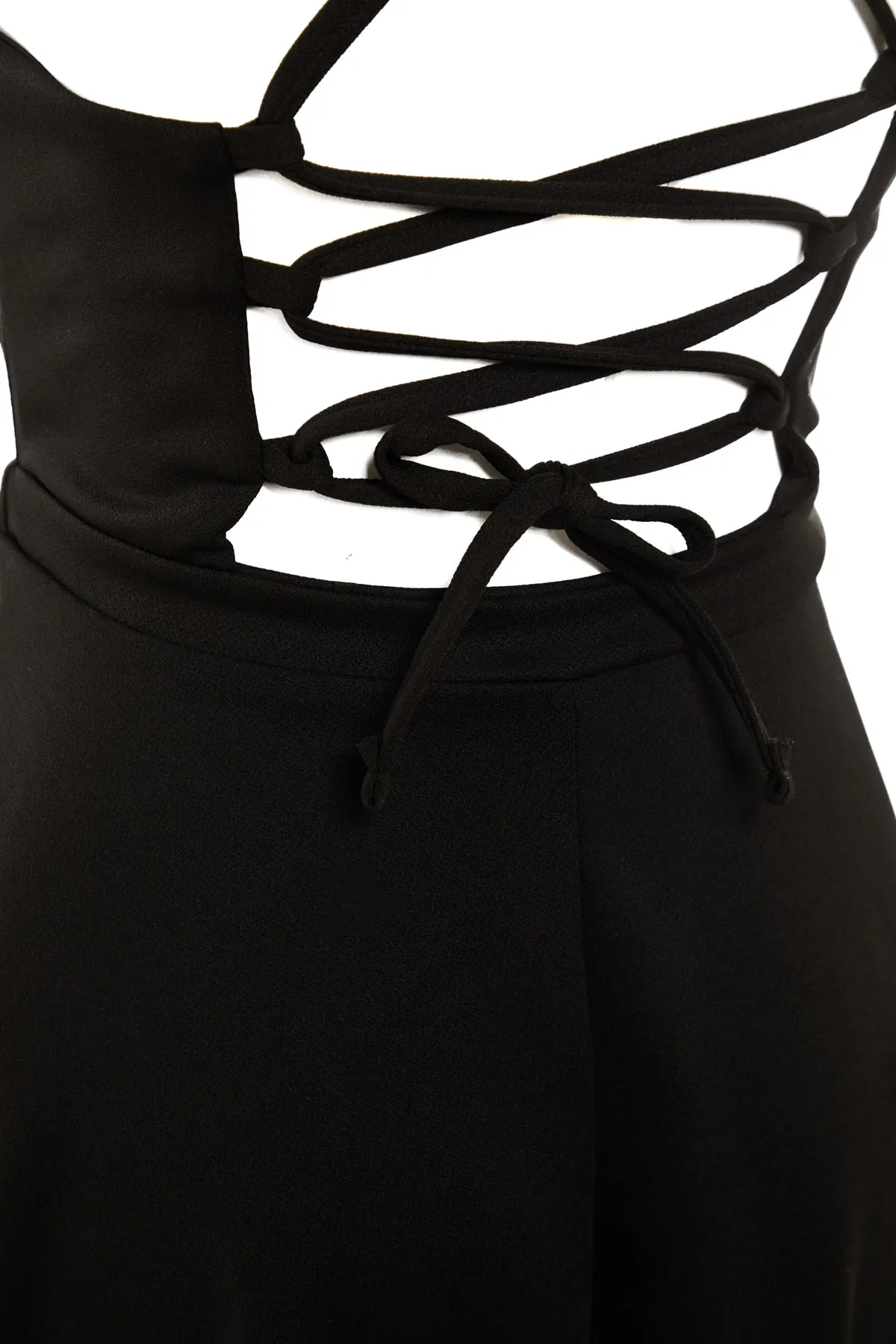 Trendyol Collection  Schwarzes rückenfreies Krepp-Strickkleid mit offener Taille/Skater-Miniträgern TWOSS20EL1630