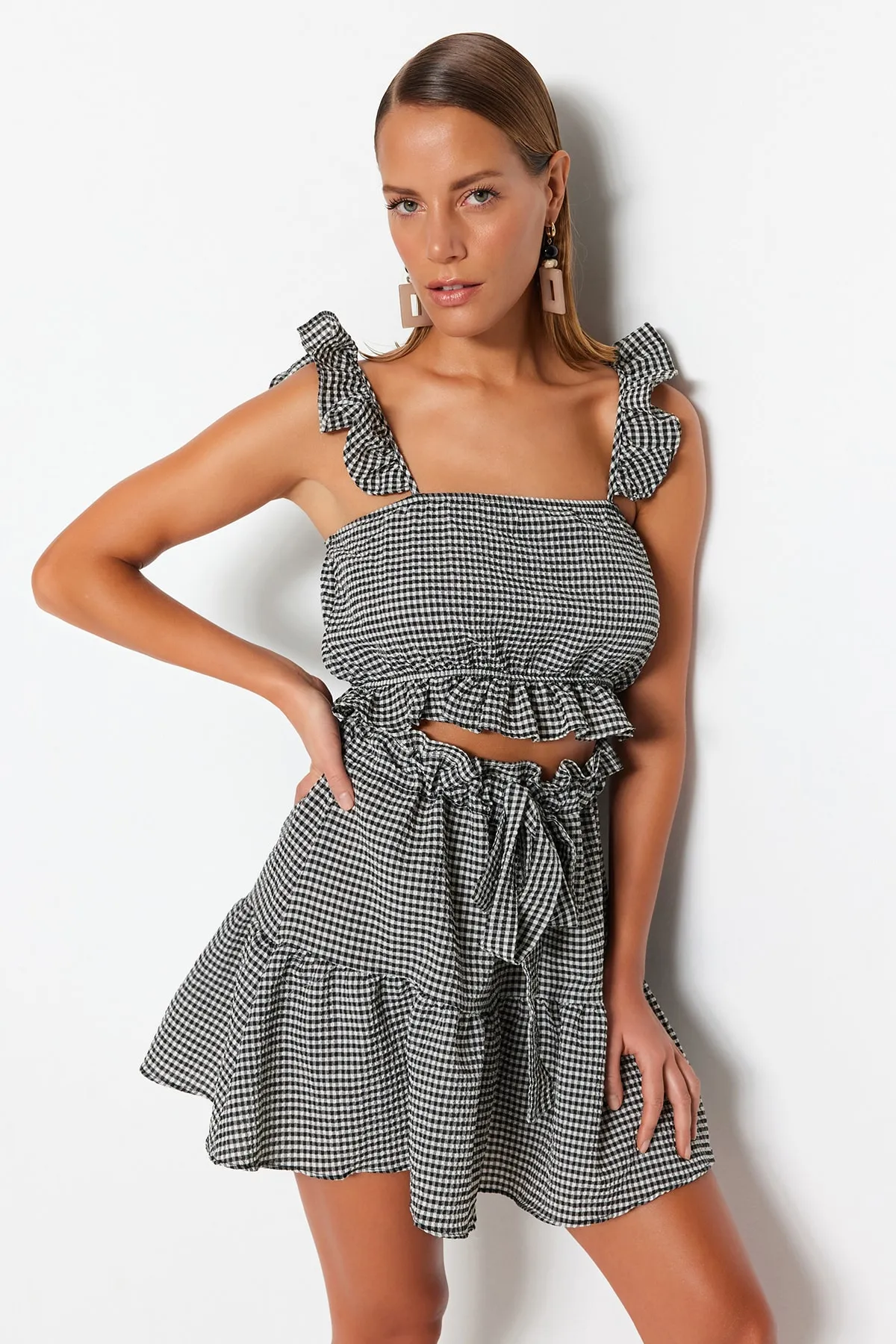Trendyol Collection  Blusen-Rock-Set mit gewebten Rüschen und Gingham-Struktur TBESS23AU00160