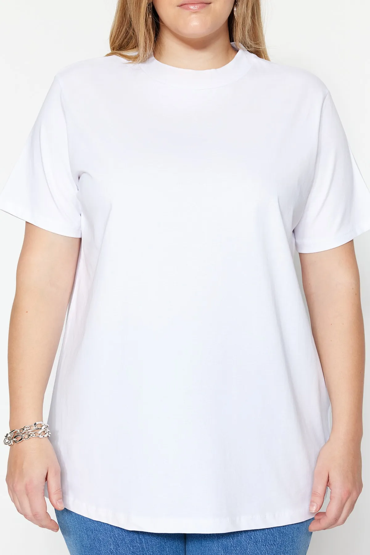 Trendyol Curve  Weißes, marineblaues Boyfriend-Strick-T-Shirt mit geripptem Kragen TBBSS23BF00019