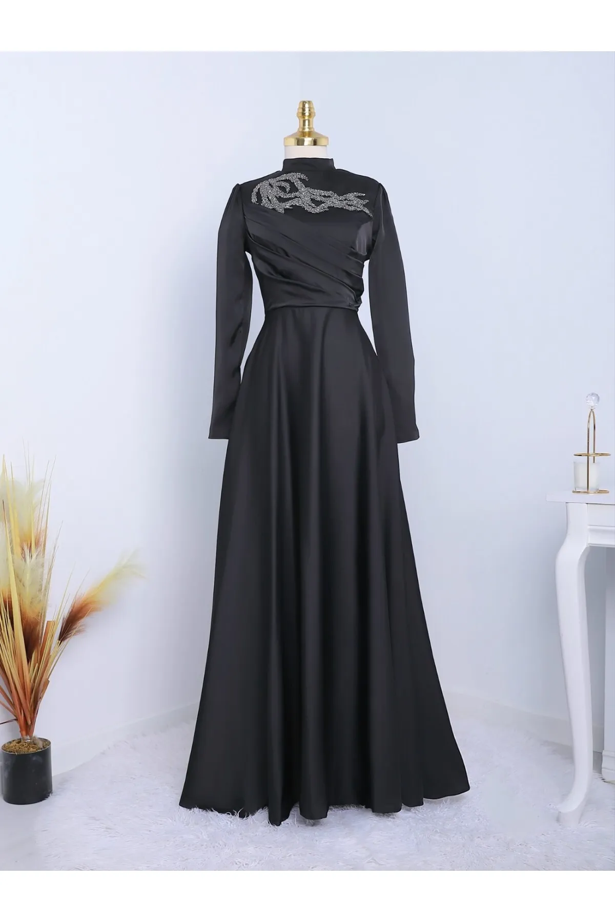 Modamorfo  Abendkleid mit Steinkragen und drapierter Vorderseite
