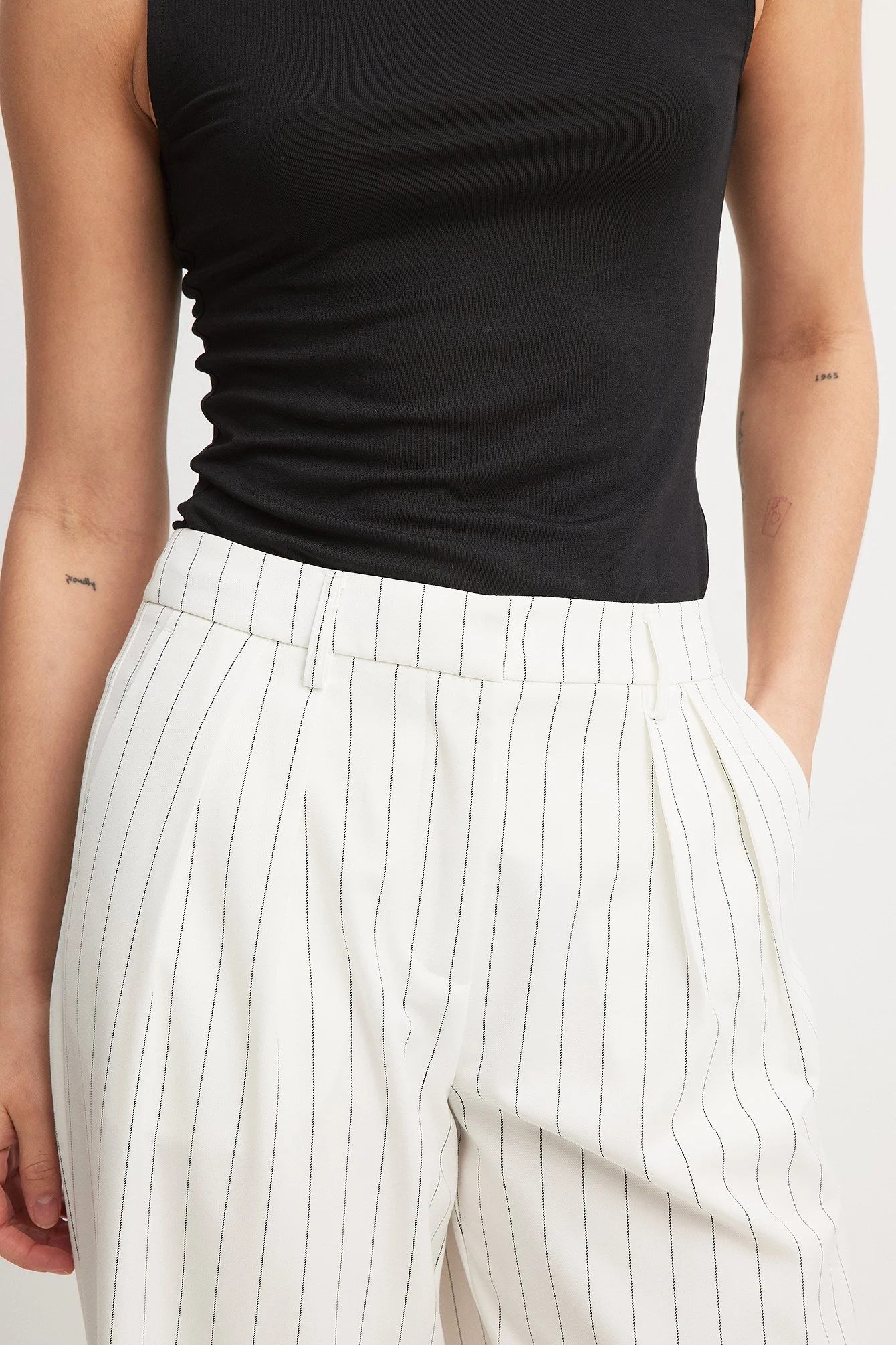 Gestreifte Bundfaltenhose mit hoher Taille