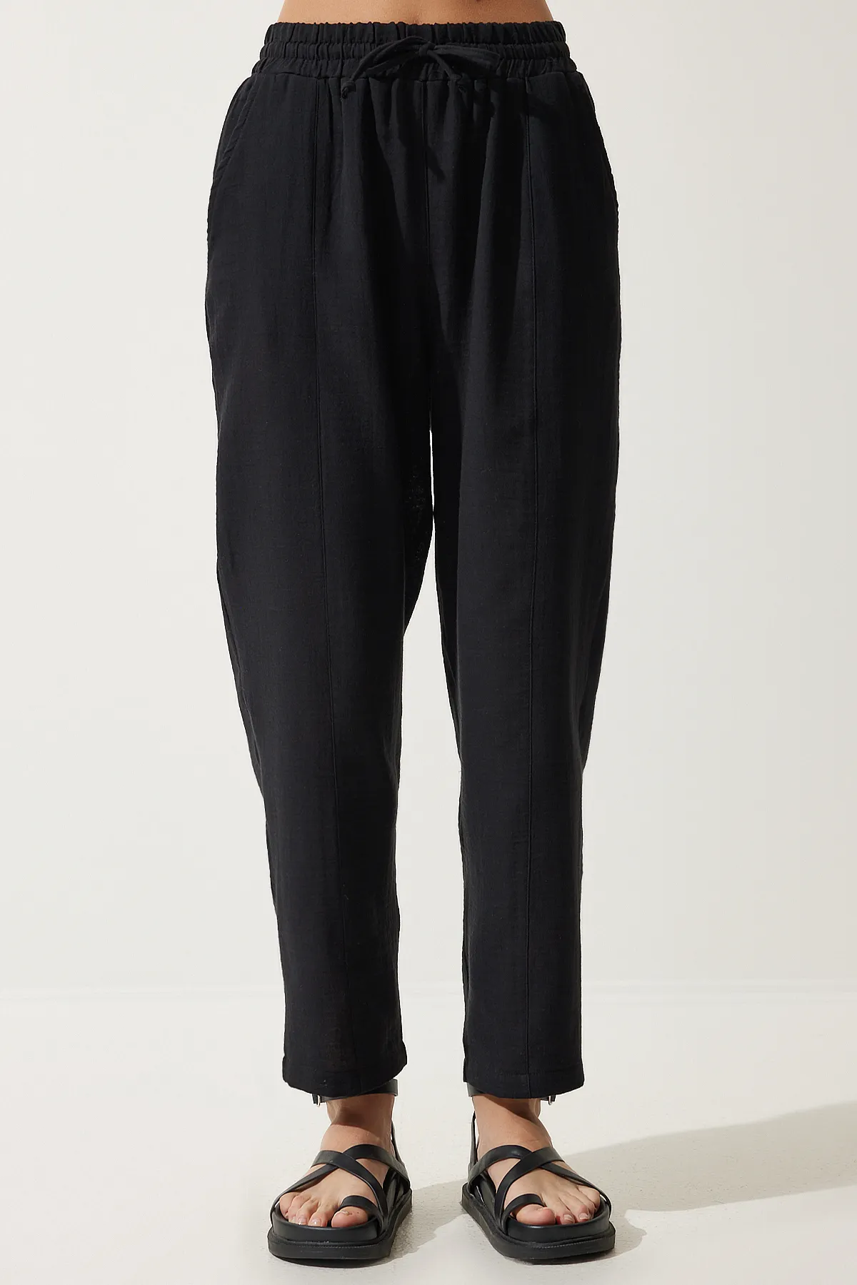 Happiness İstanbul  Schwarzes Oversize-Set aus Musselin-Hemd und -Hose für Damen TO00128