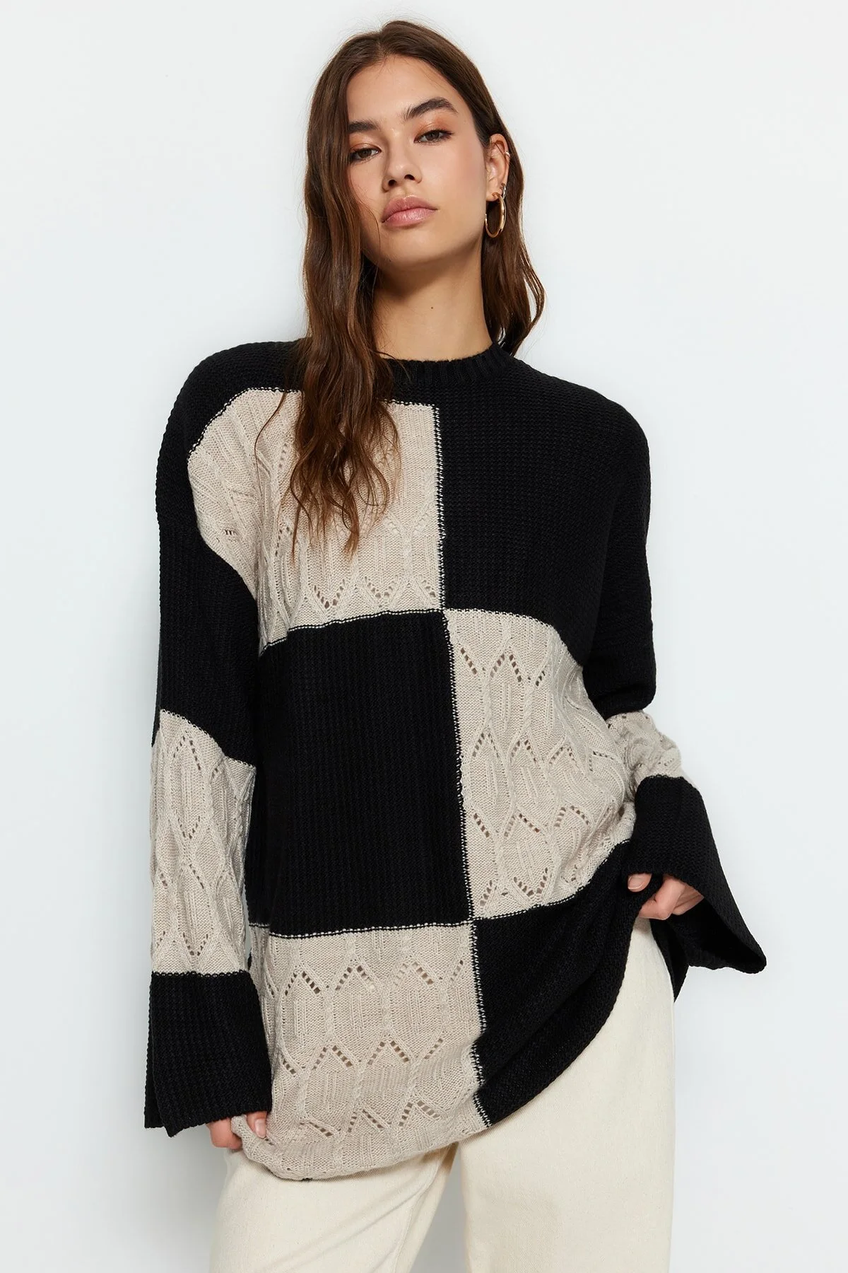 Trendyol Modest  Schwarzer durchbrochener/perforierter Farbblock-Strickpullover TCTAW24AK00055