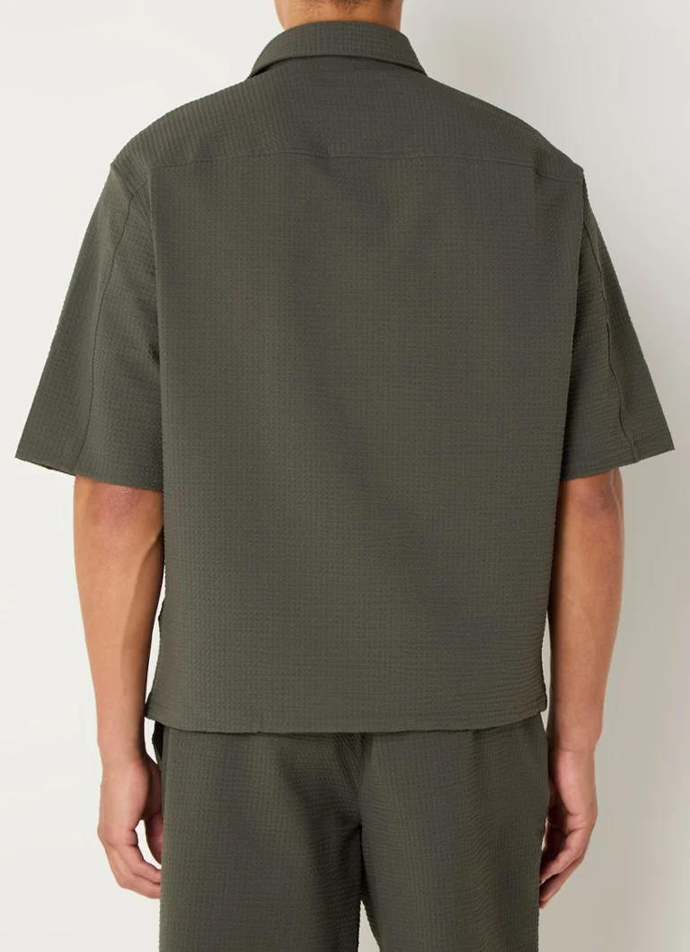 Camisa Emporio Armani de corte regular com textura e bolso no peito.