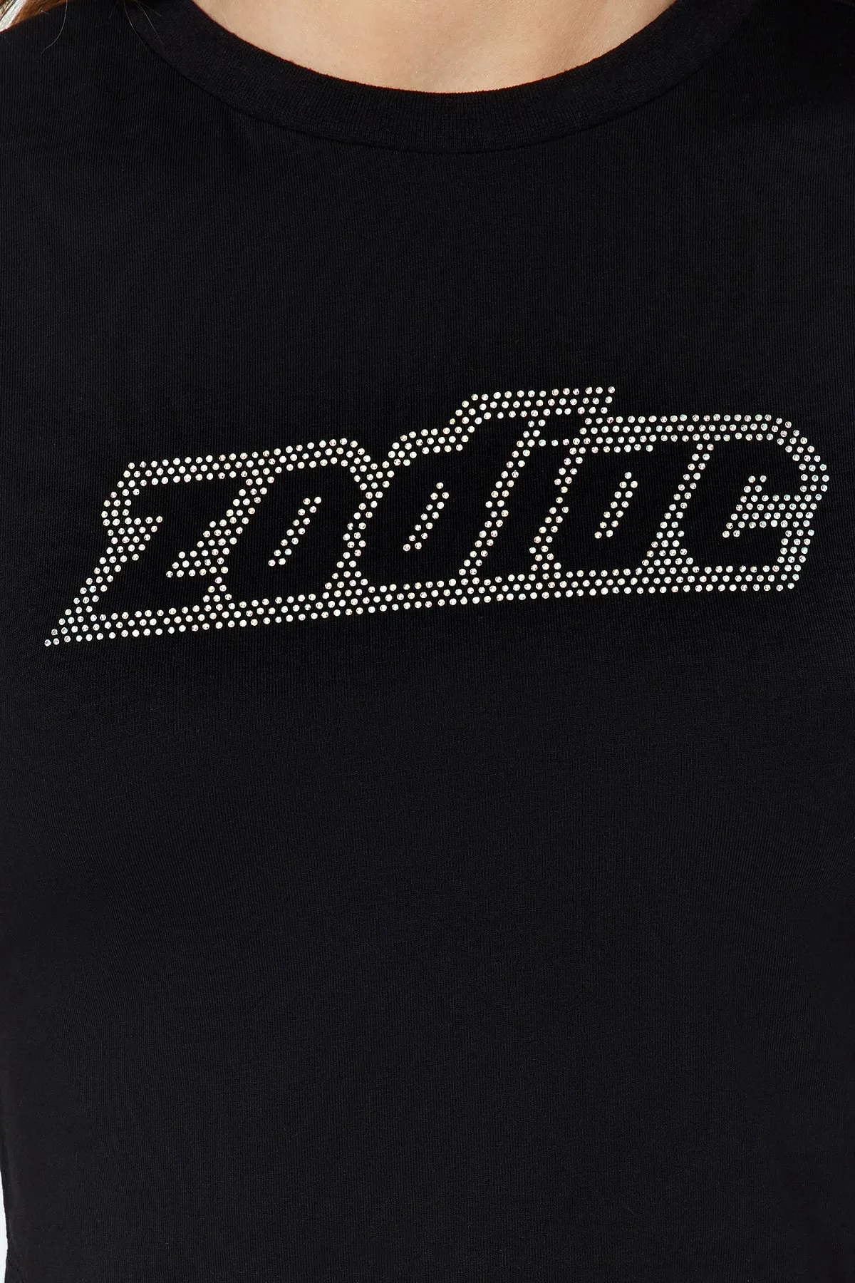 Trendyol Collection  Schwarzes, mit Steinen bedrucktes, kurz geschnittenes, dehnbares Strick-T-Shirt aus Baumwolle mit Rundhalsausschnitt und Rundhalsausschnitt TWOSS23TS00128
