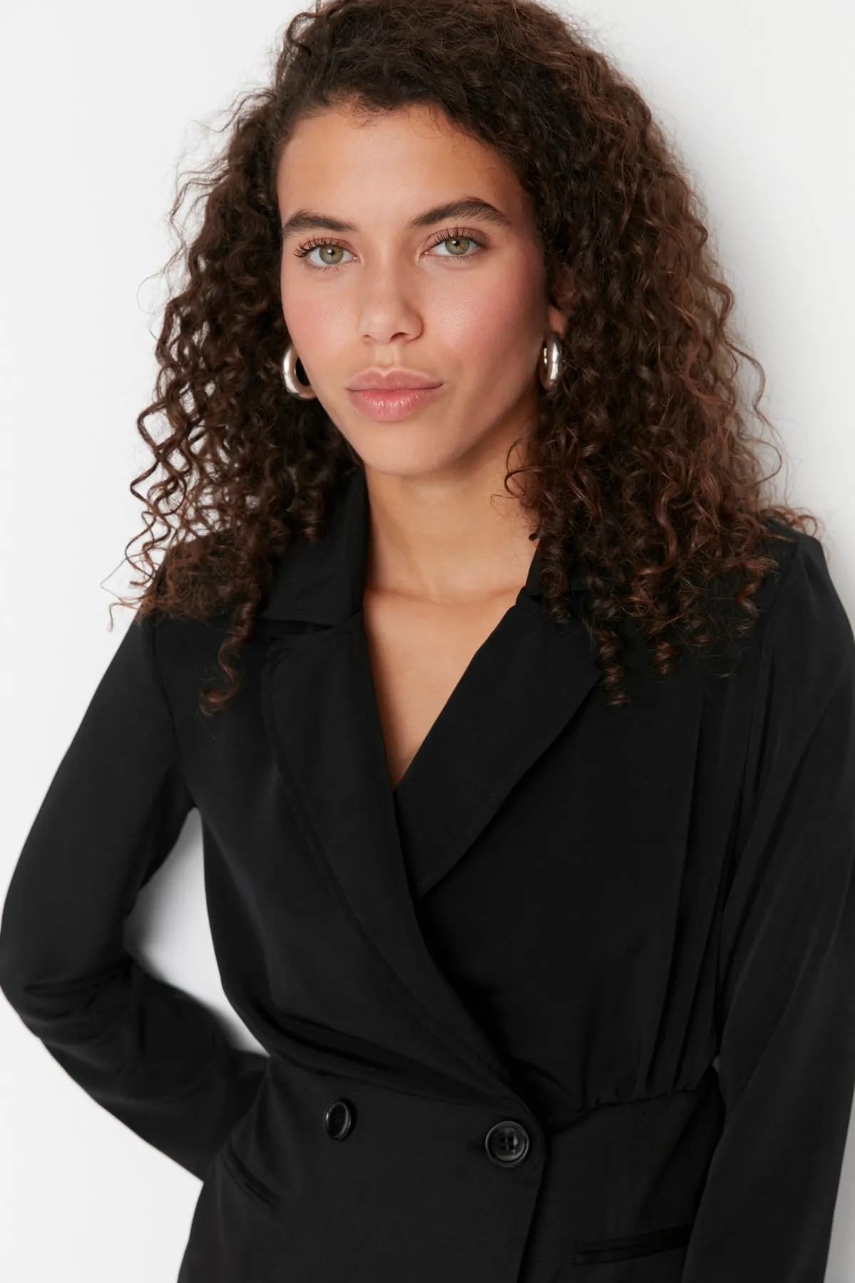 Trendyol Collection  Schwarzes, gewebtes Kleid mit Knopfdetail TWOAW23EL00527