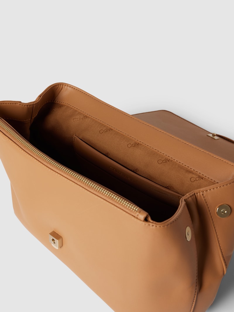 Handtasche mit verstellbarem Schulterriemen in camel