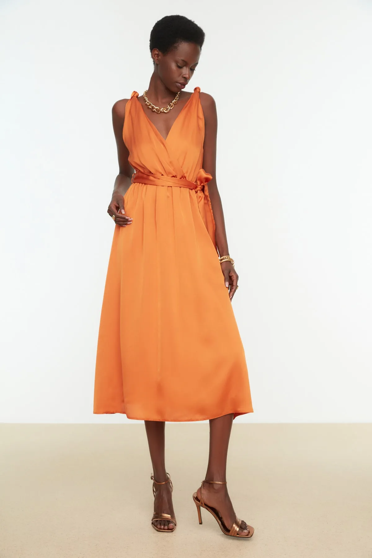 Trendyol Collection  Elegantes Abendkleid aus gewebtem Satin in Orange mit Gürtel TPRSS22AE0047