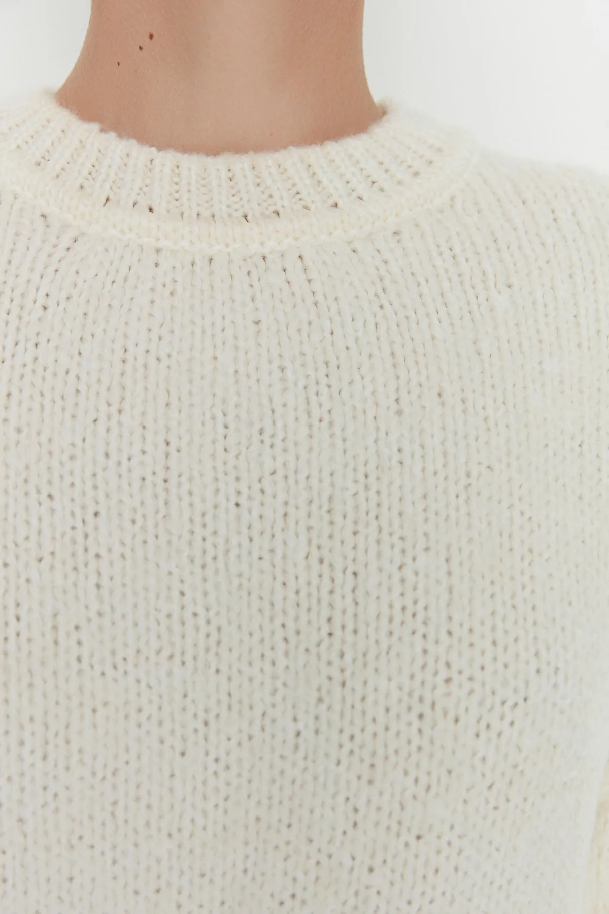 Trendyol Collection  Ecrufarbener, weich strukturierter Basic-Strickpullover mit weiter Passform TWOAW23KZ00185