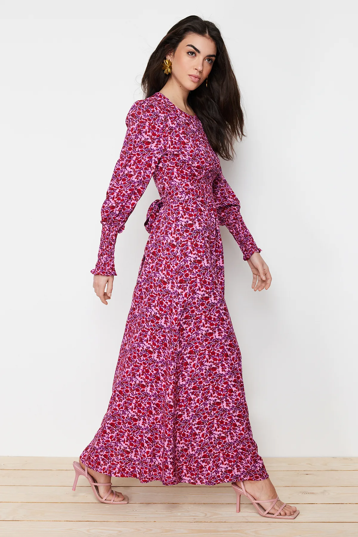 Trendyol Modest  Rosafarbenes Kleid aus gewebter Viskose mit Blumenmuster und Taillenöffnung TCTSS24EB00093
