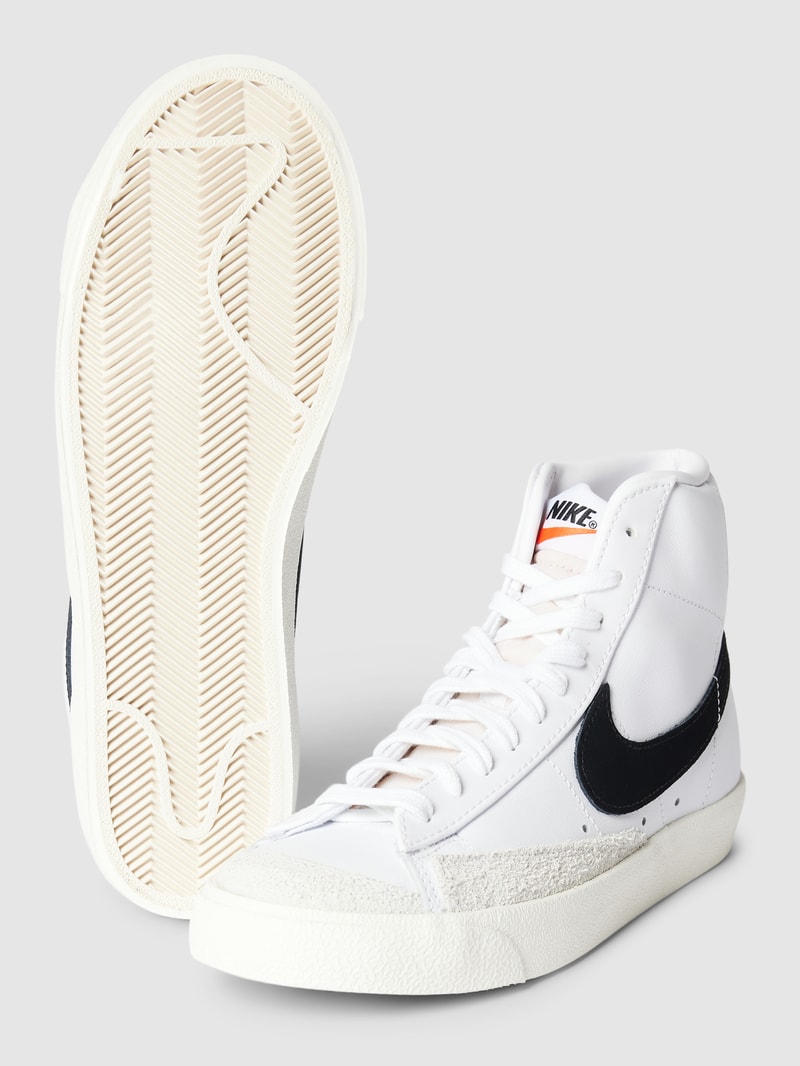 Sneaker mit Label-Details in offwhite