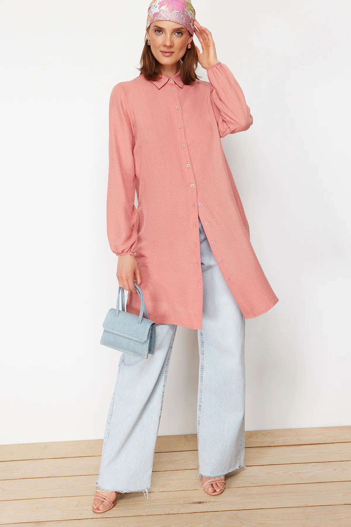 Trendyol Modest  Zimtfarbenes, mittellanges, gewebtes Aerobin-Hemd mit seitlichem Schlitz TCTSS22GO0104