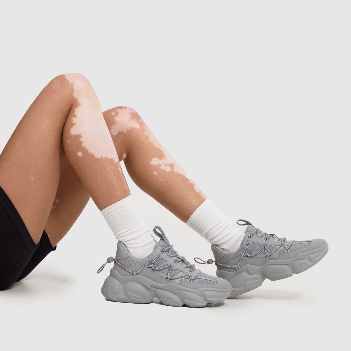 Steve Madden – Spectator-sneakers i mörkgrå