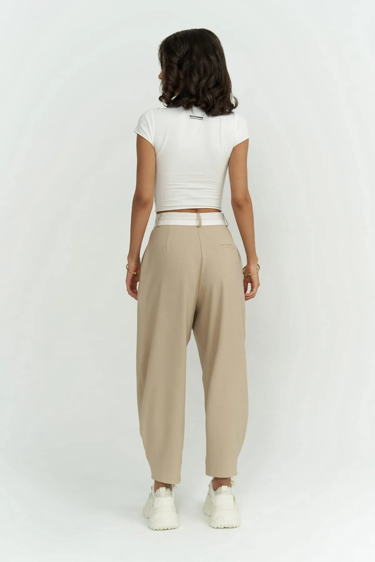 MAİ COLLECTİON  Patrice – Hose mit umgekehrtem Gürtel in Beige